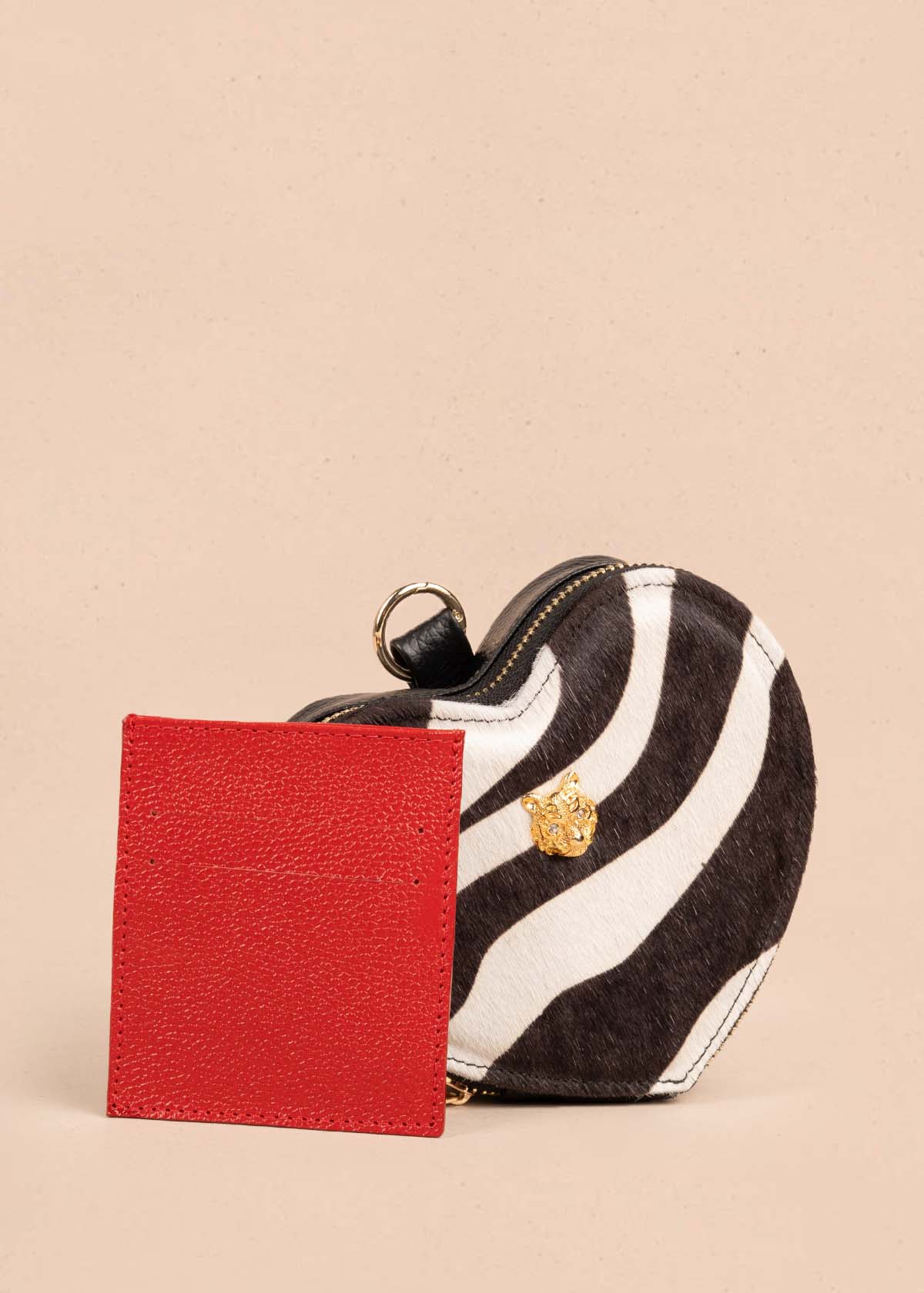 Bolso manos libres en cuero con forma de corazón color negro 105559