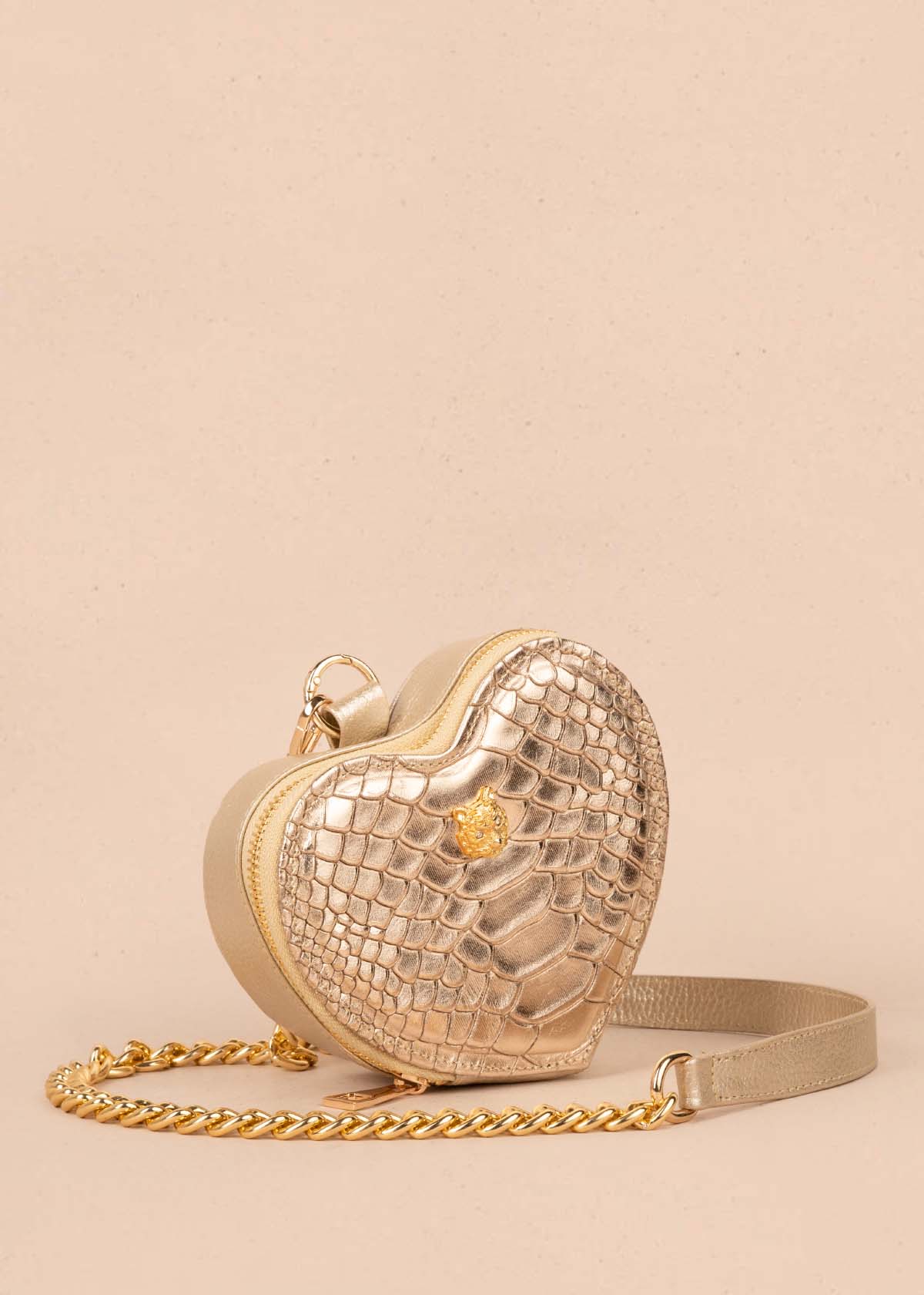 Bolso manos libres en cuero con forma de corazón color champaña 105560