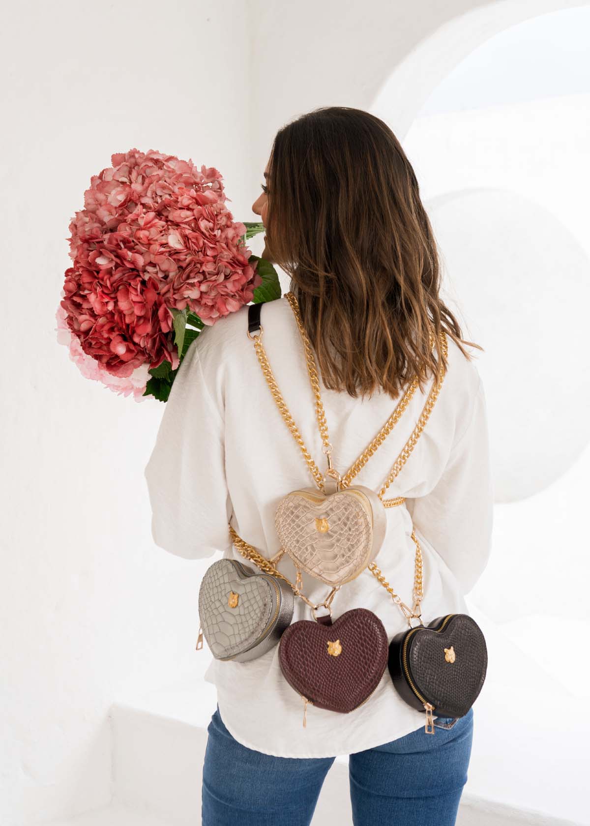 Bolso manos libres en cuero con forma de corazón color champaña 105560