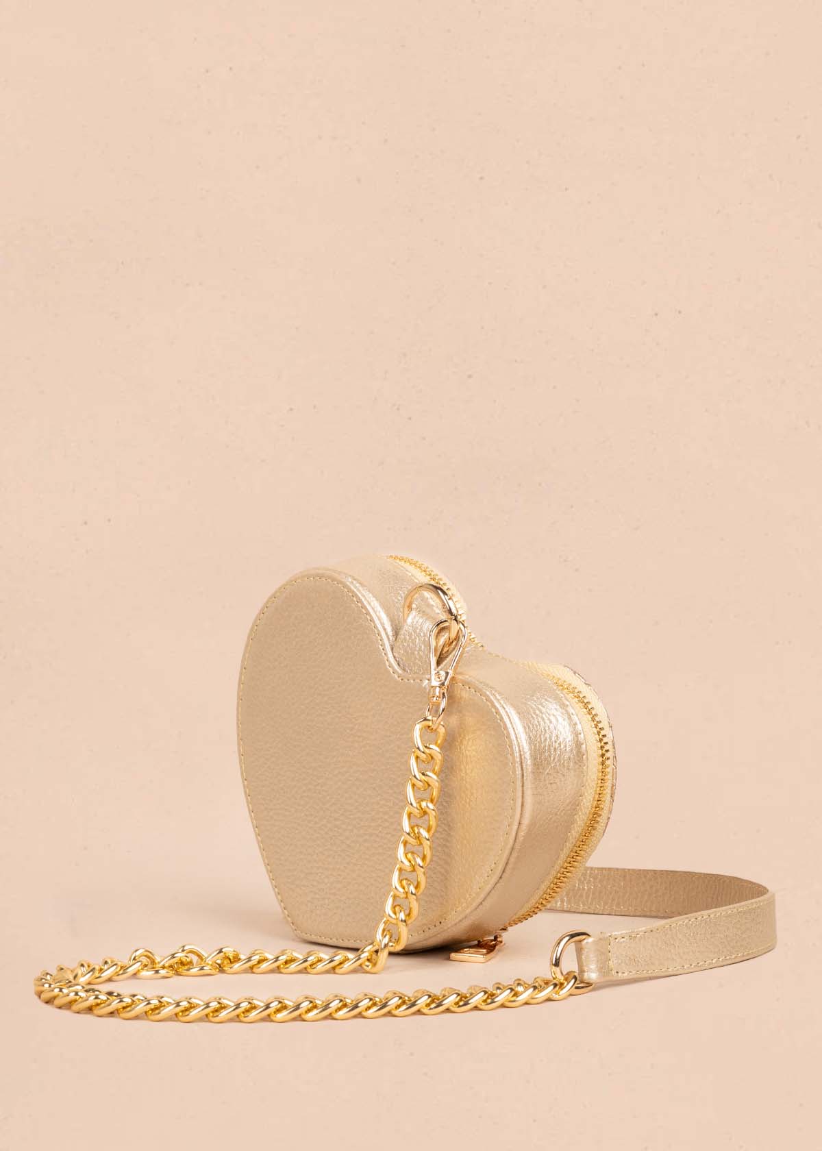 Bolso manos libres en cuero con forma de corazón color champaña 105560
