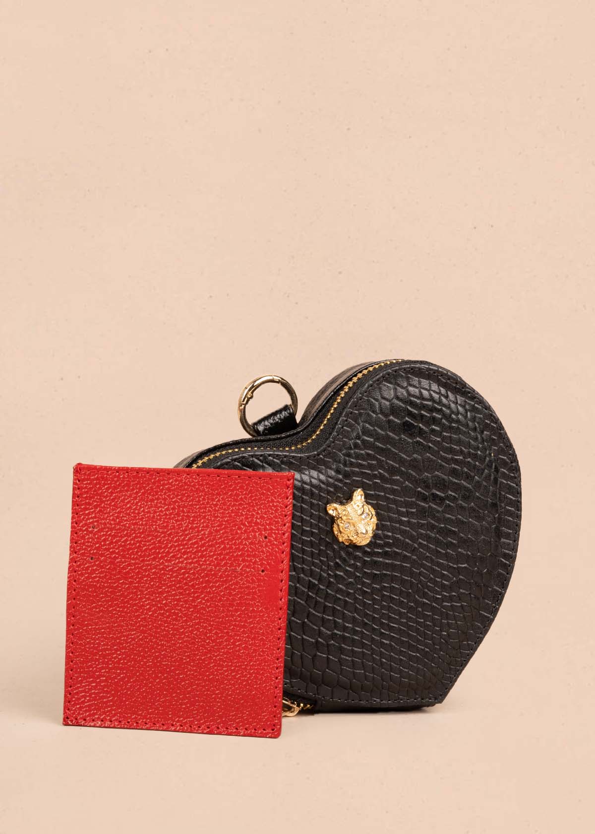 Bolso manos libres en cuero con forma de corazón color negro 105560