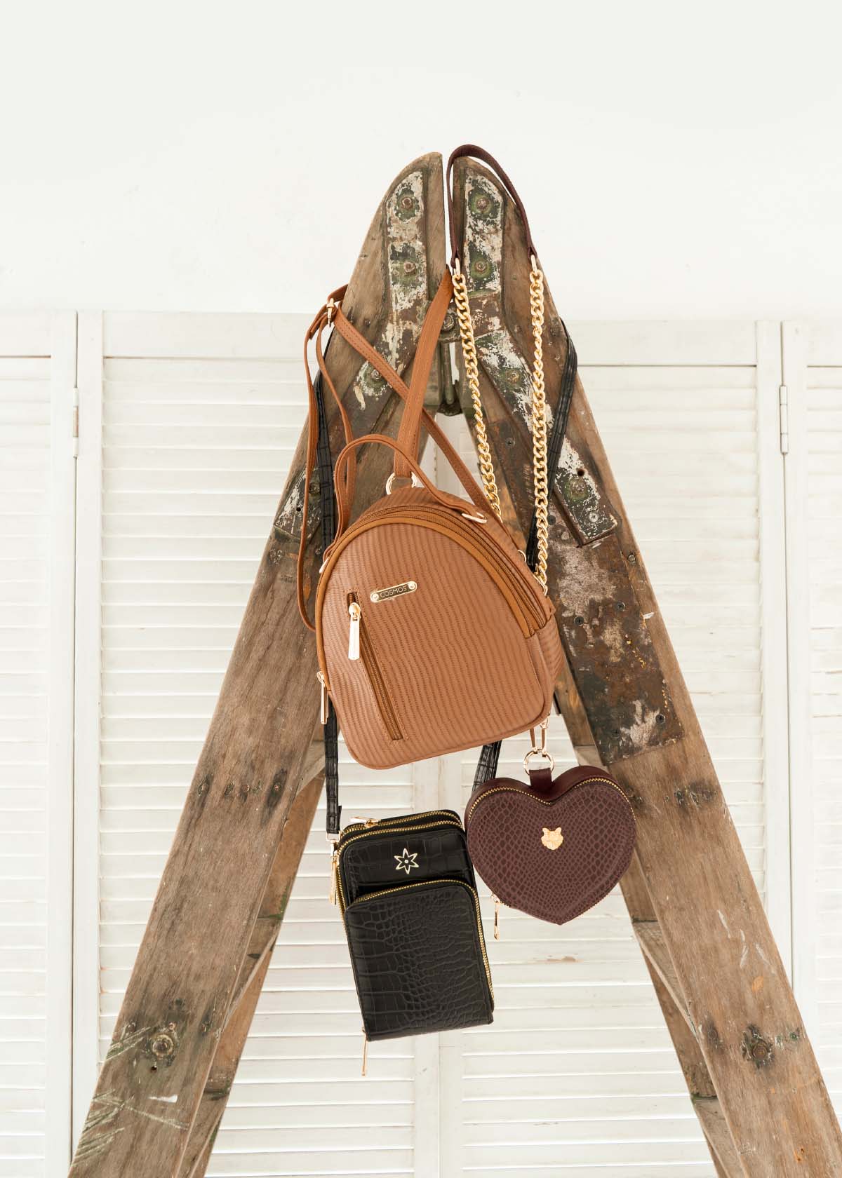 Bolso manos libres en cuero con forma de corazón color vinotinto 105560