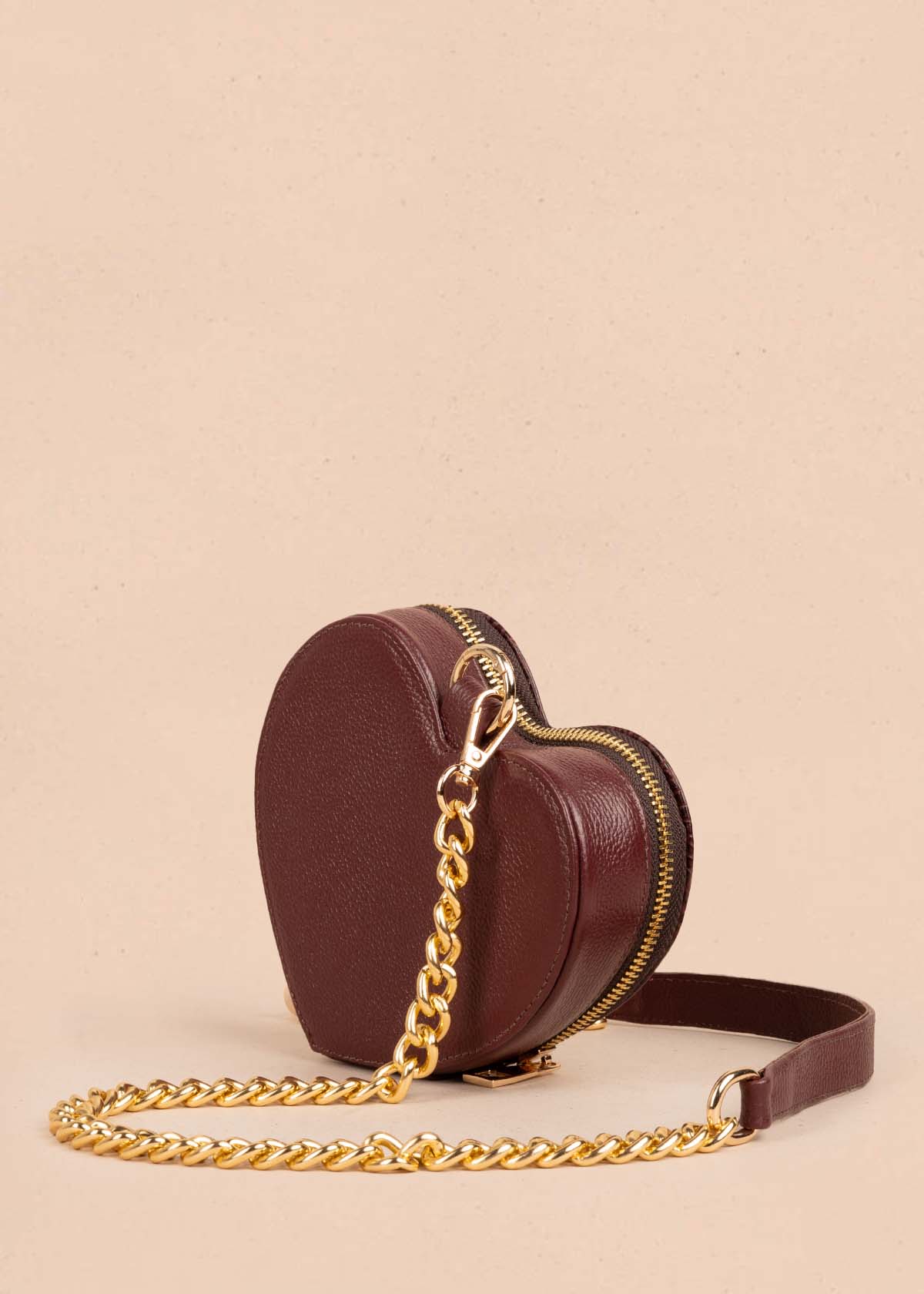 Bolso manos libres en cuero con forma de corazón color vinotinto 105560
