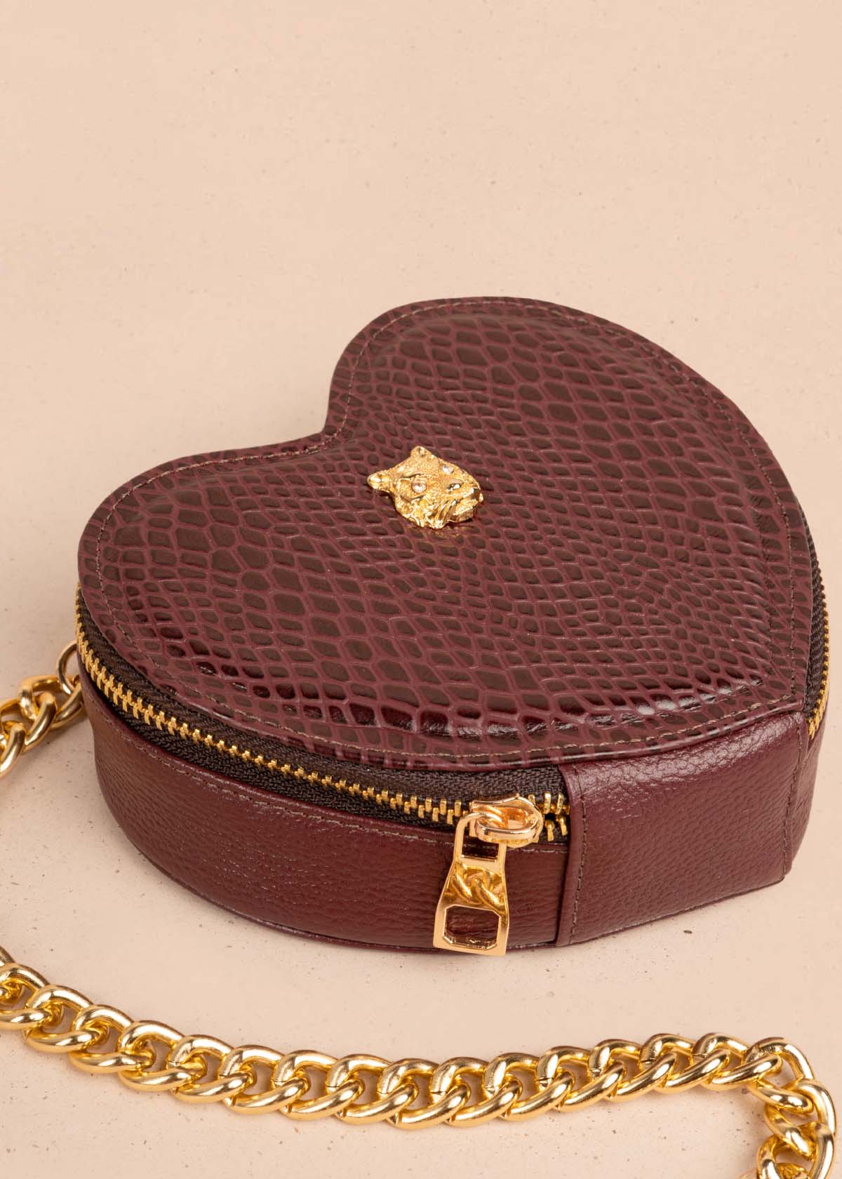 Bolso manos libres en cuero con forma de corazón color vinotinto 105560