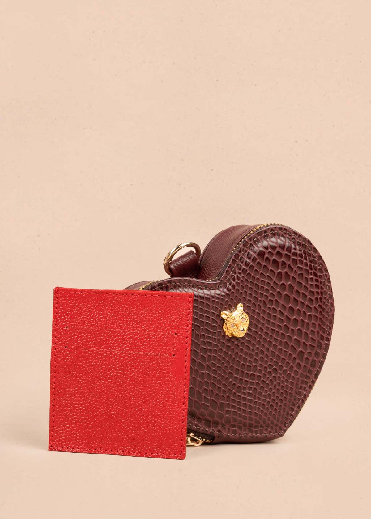 Bolso manos libres en cuero con forma de corazón color vinotinto 105560