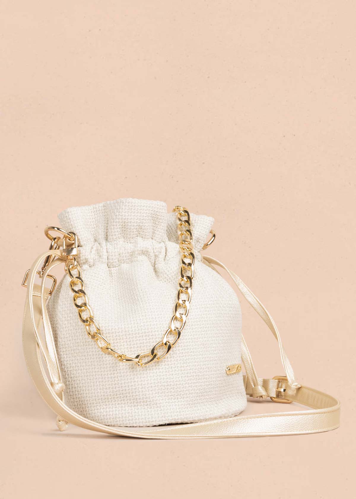 Bolso manos libres color blanco con cadena 105563
