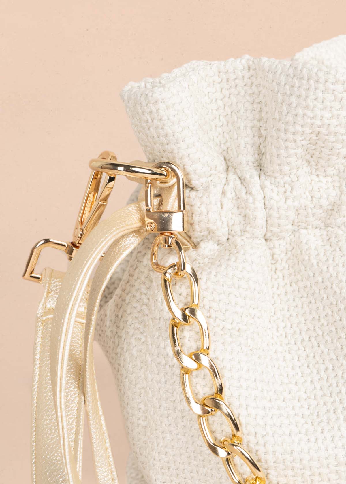 Bolso manos libres color blanco con cadena 105563