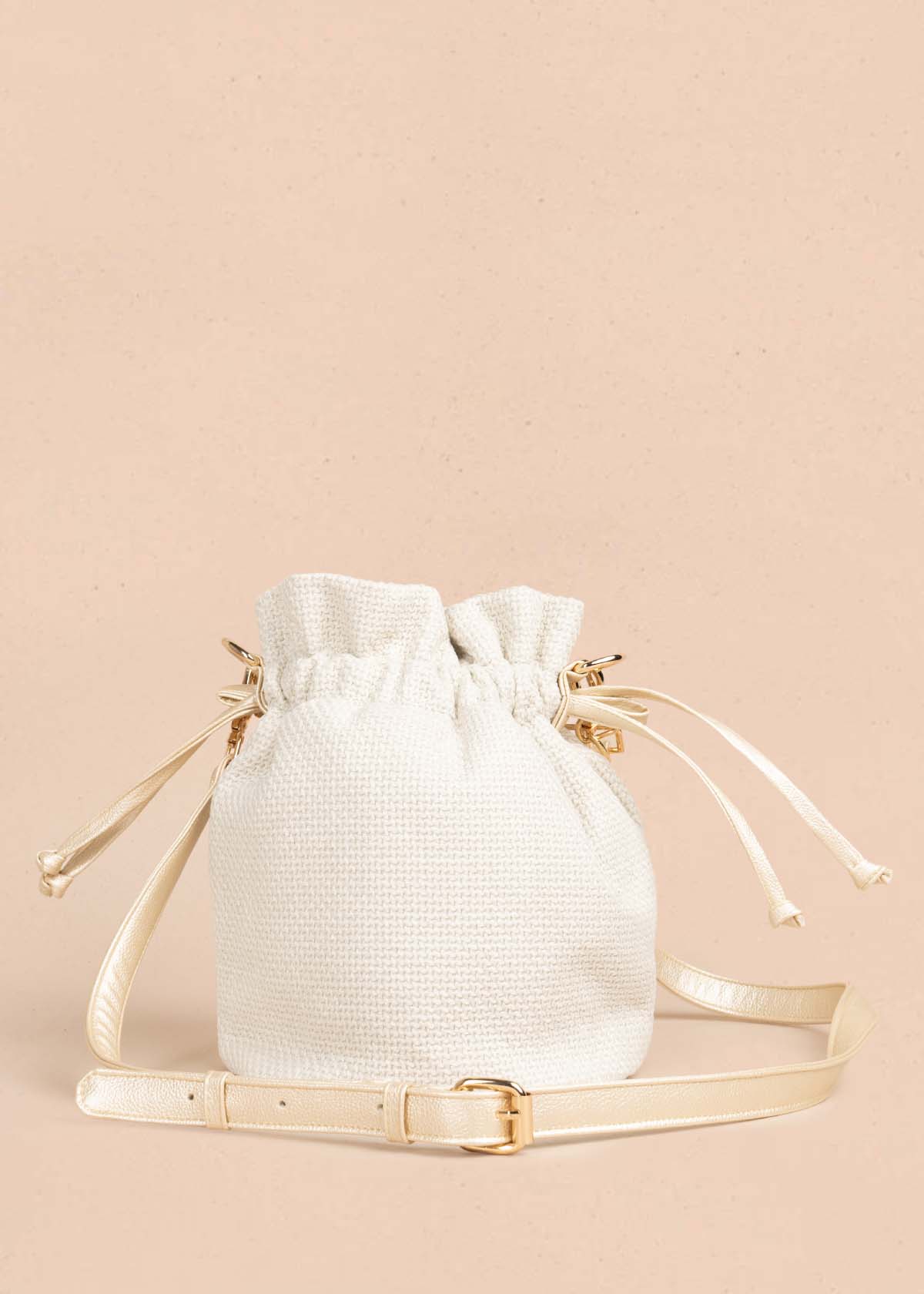 Bolso manos libres color blanco con cadena 105563