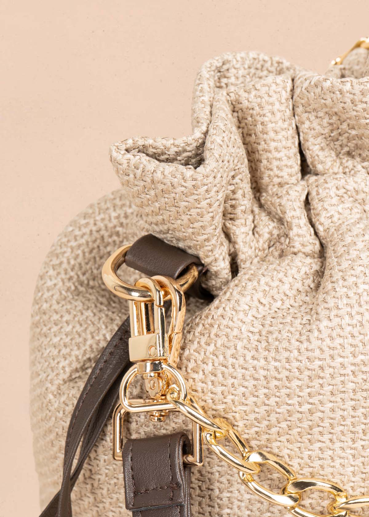 Bolso manos libres color camel con cadena 105563