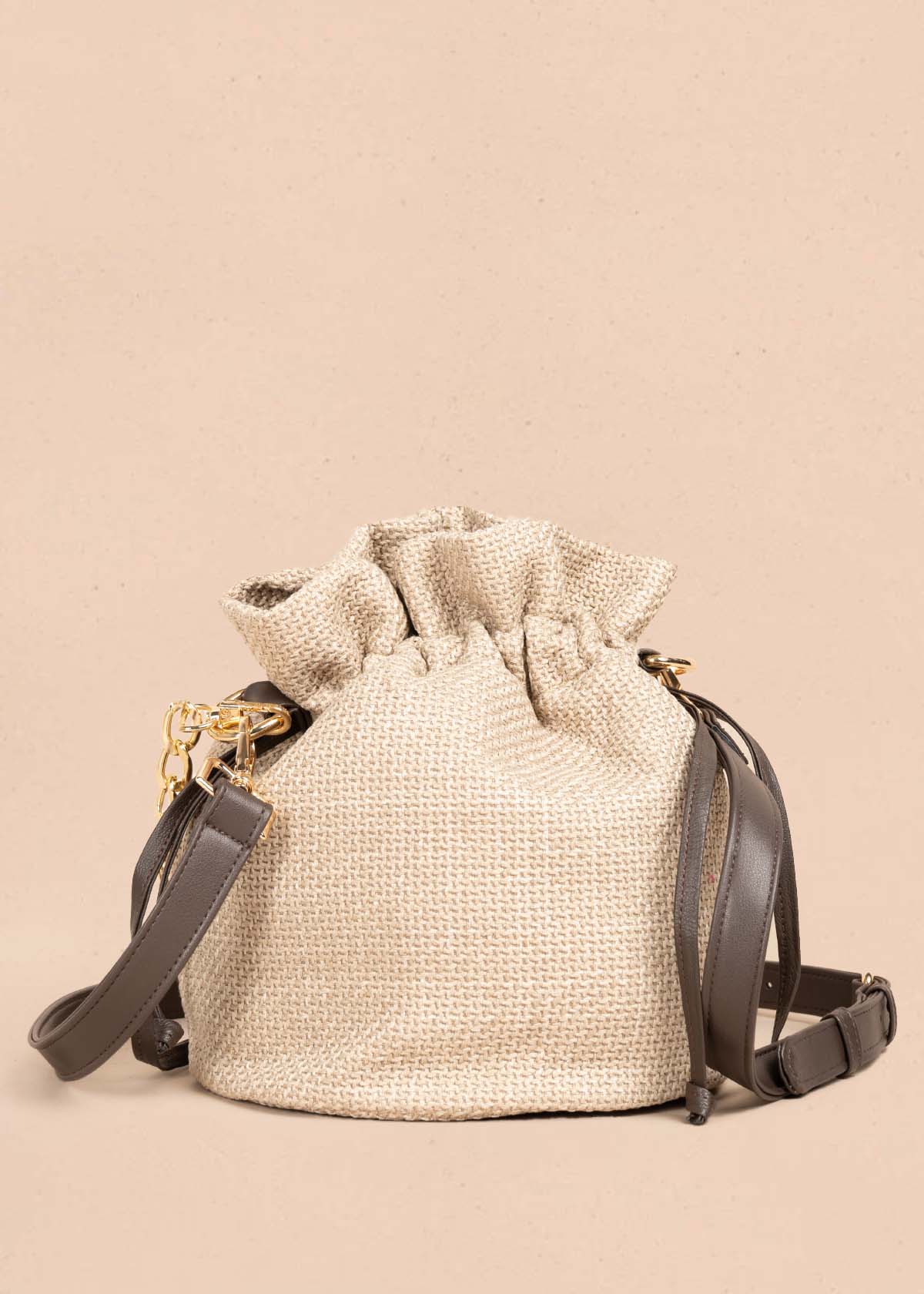 Bolso manos libres color camel con cadena 105563