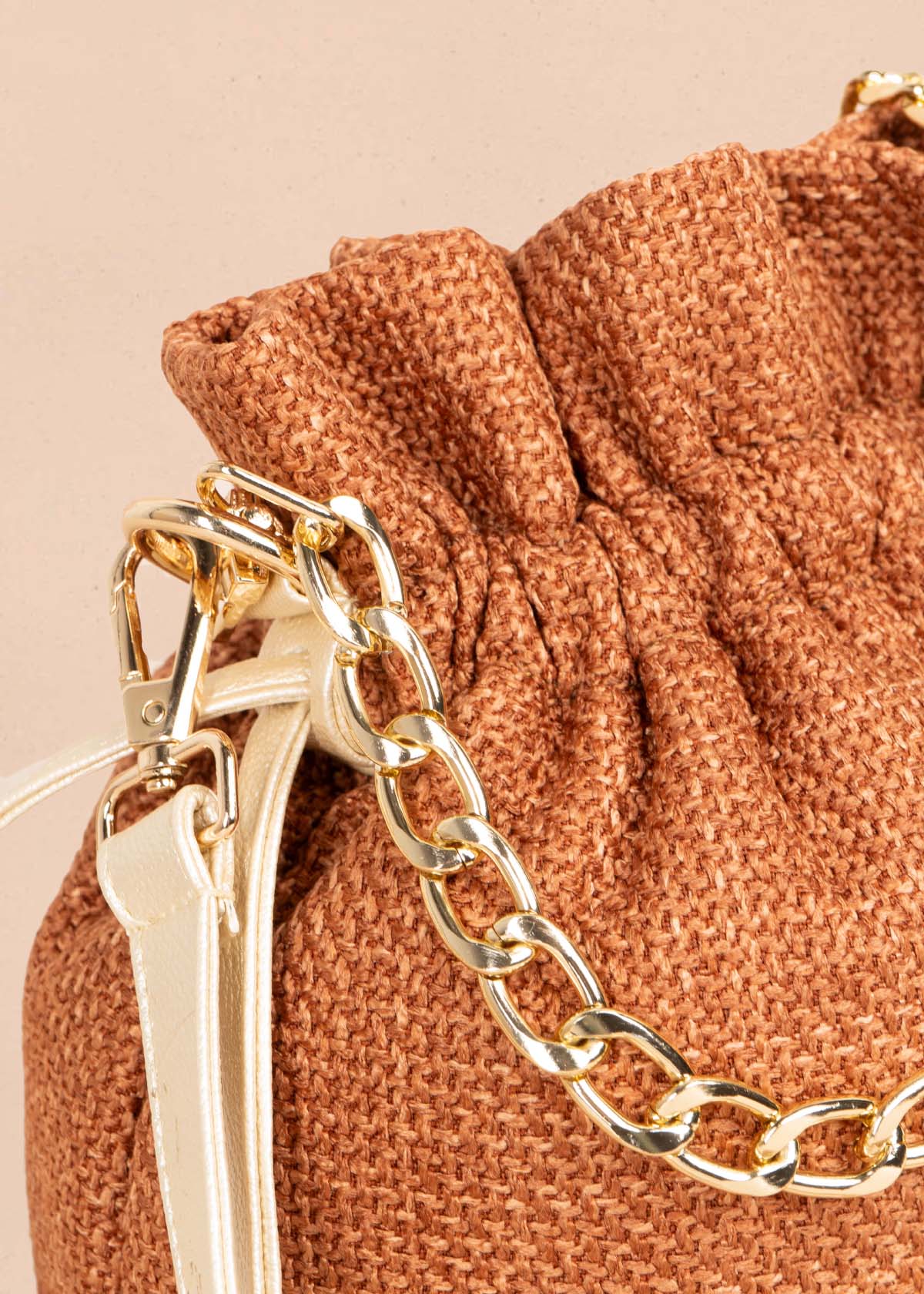 Bolso manos libres color terracota con cadena 105563