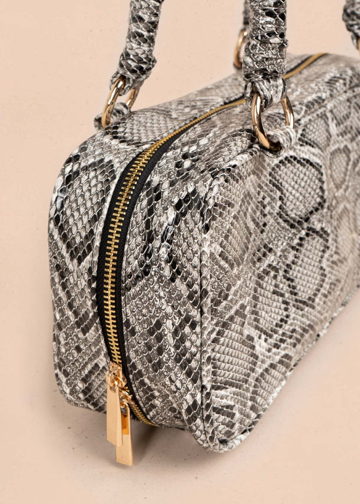 Bolso tipo cartera color blanco con estampado animal print 105564