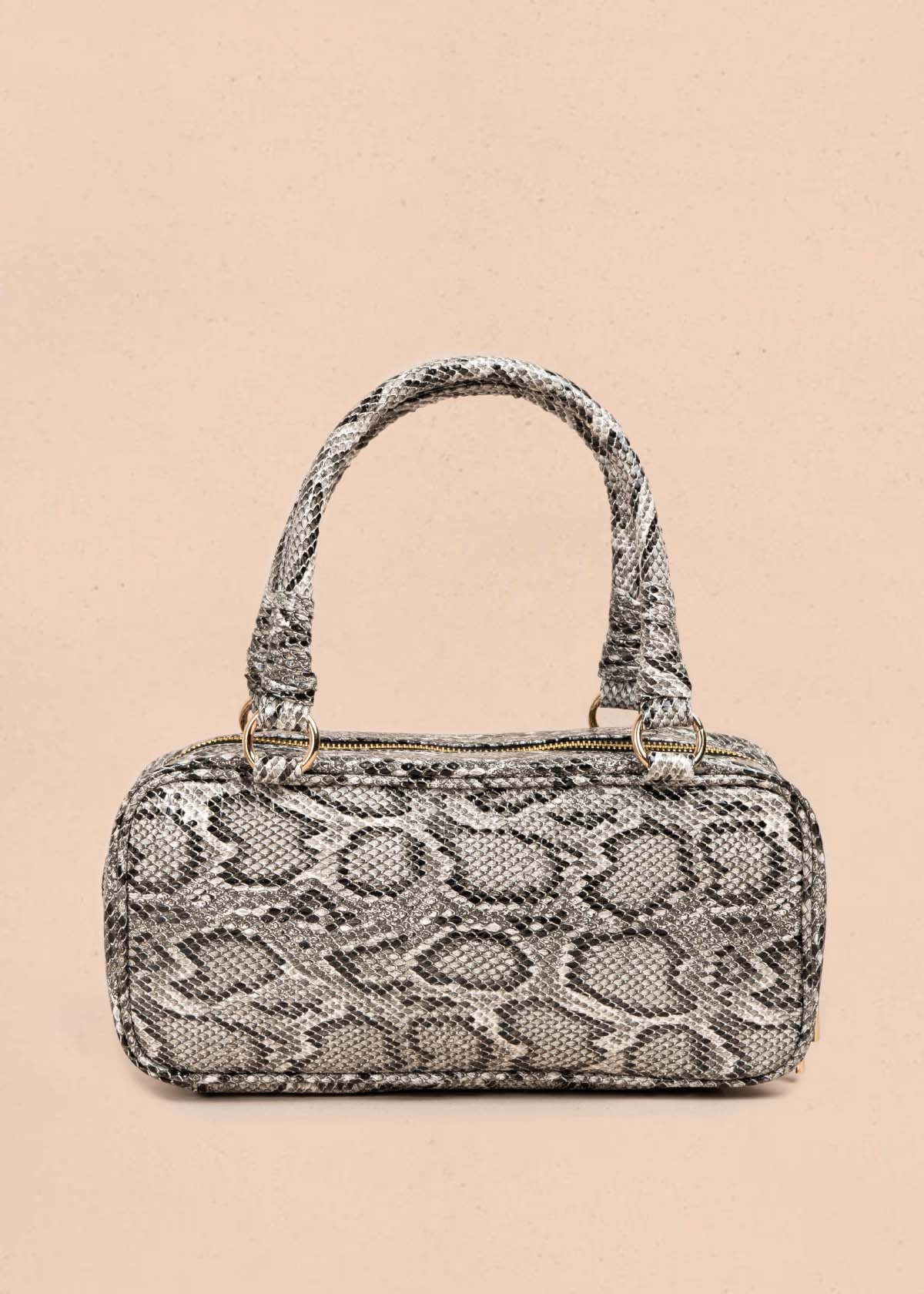 Bolso tipo cartera color blanco con estampado animal print 105564
