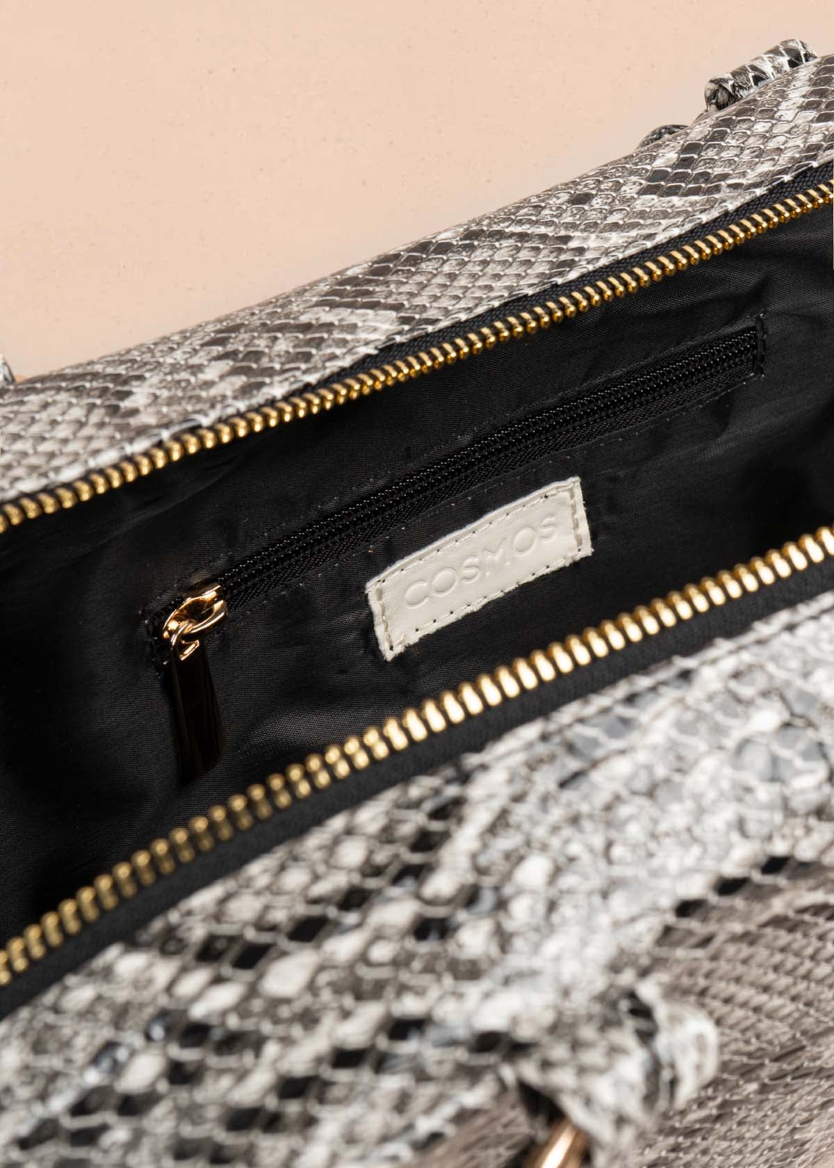 Bolso tipo cartera color blanco con estampado animal print 105564
