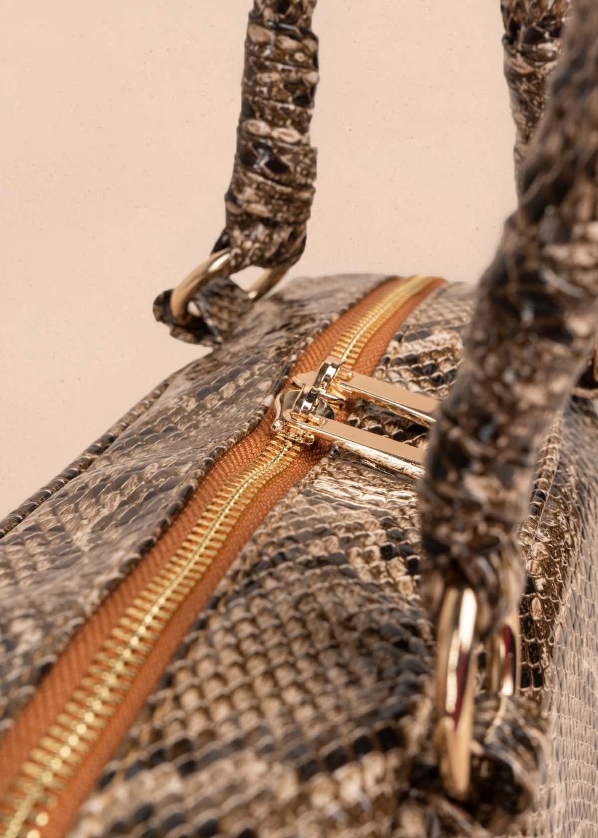 Bolso tipo cartera color camel con estampado animal print 105564