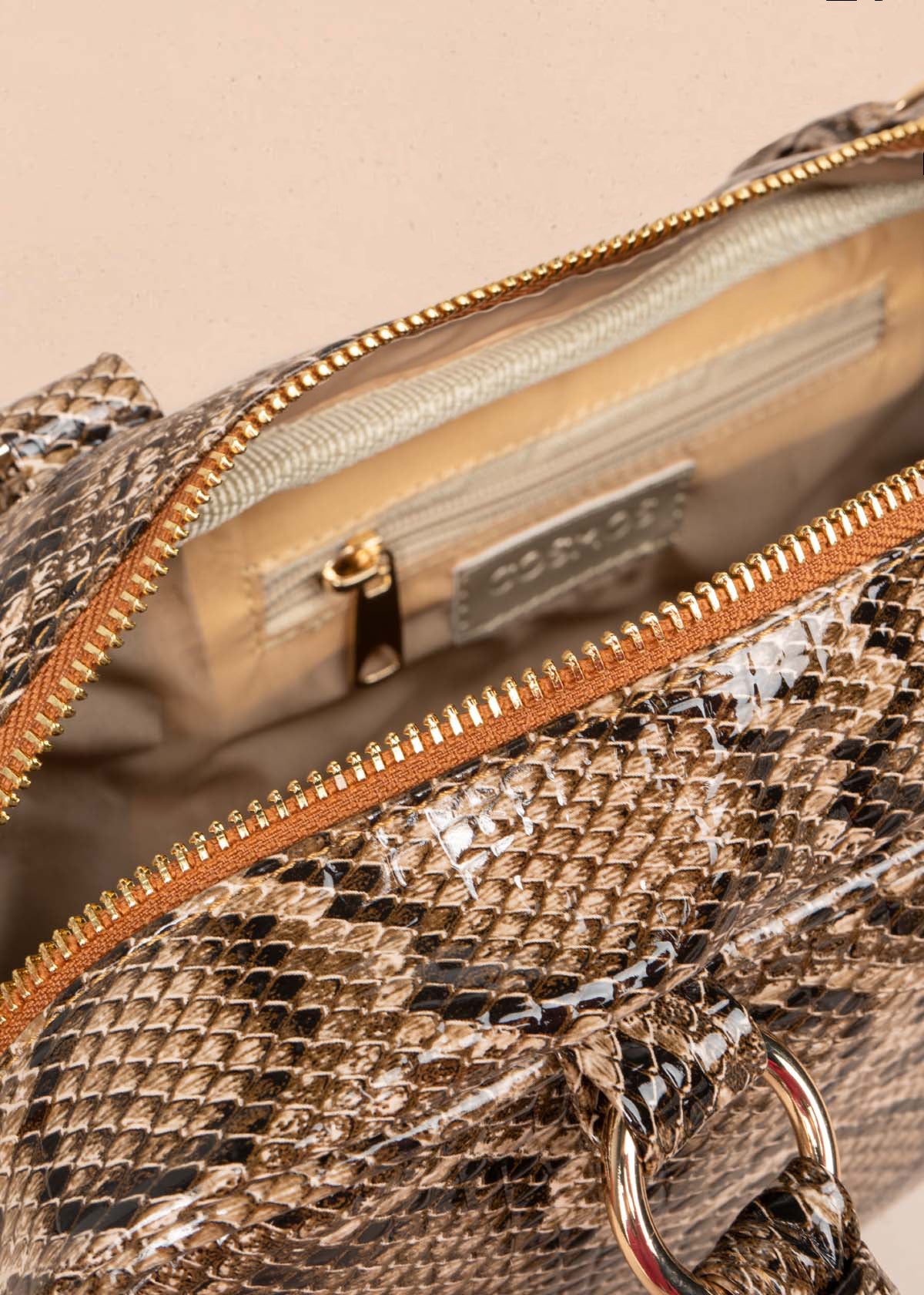 Bolso tipo cartera color camel con estampado animal print 105564