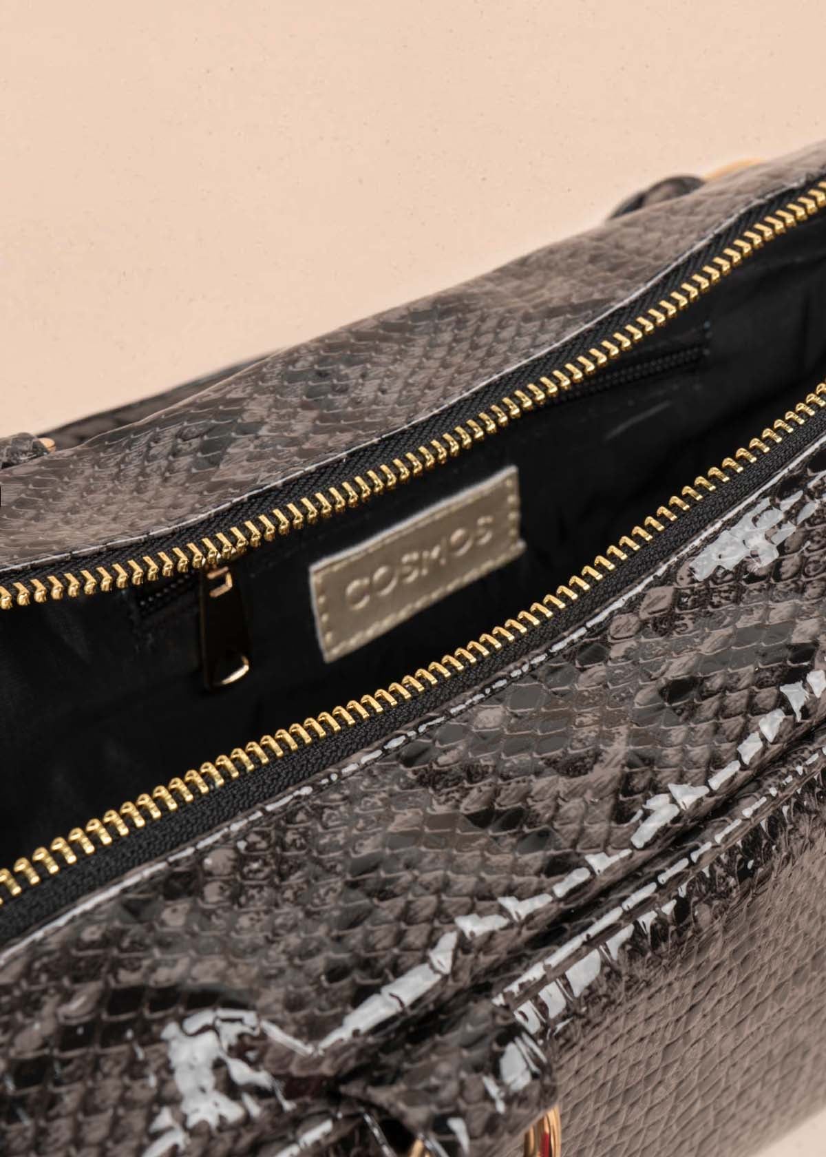Bolso tipo cartera color gris con estampado animal print 105564