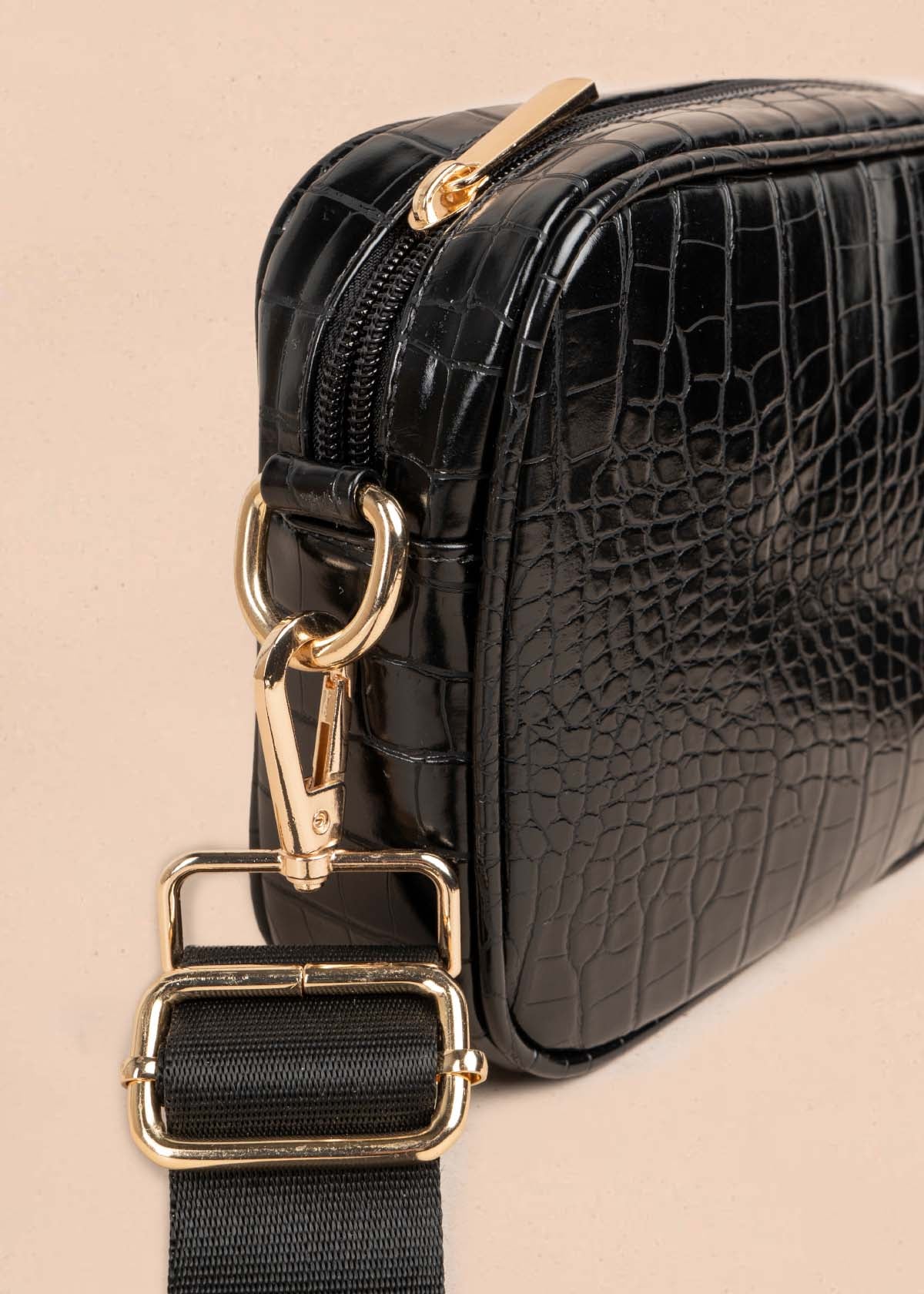 Bolso manos libres color negro con textura croco 105565