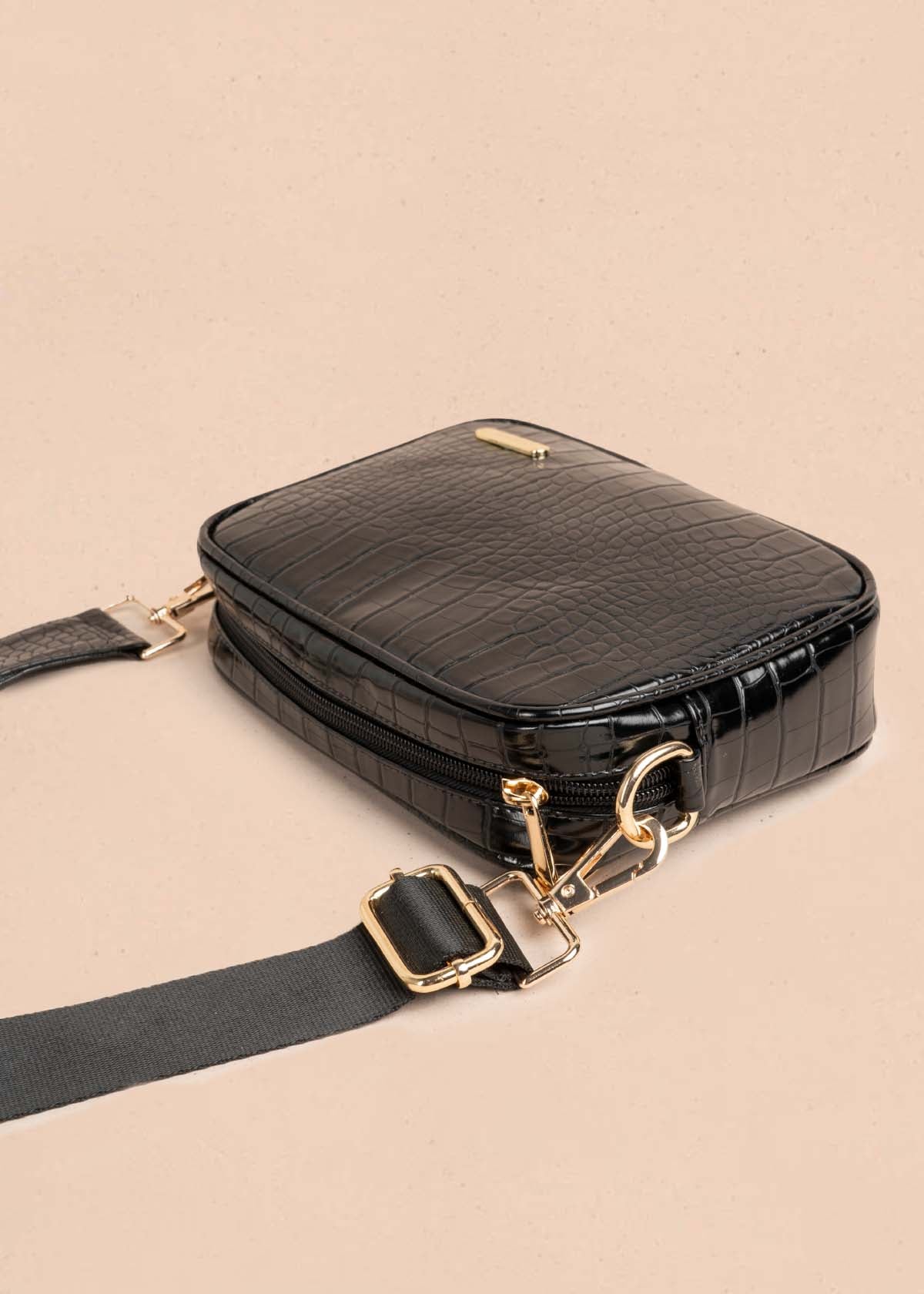 Bolso manos libres color negro con textura croco 105565
