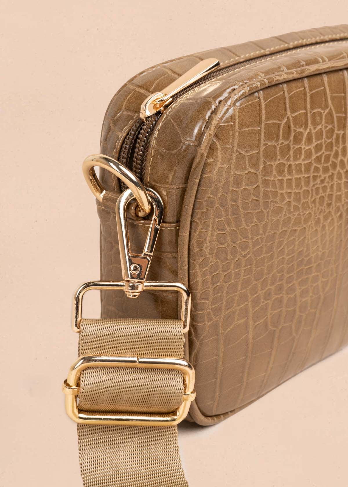 Bolso manos libres color taupe con textura croco 105565