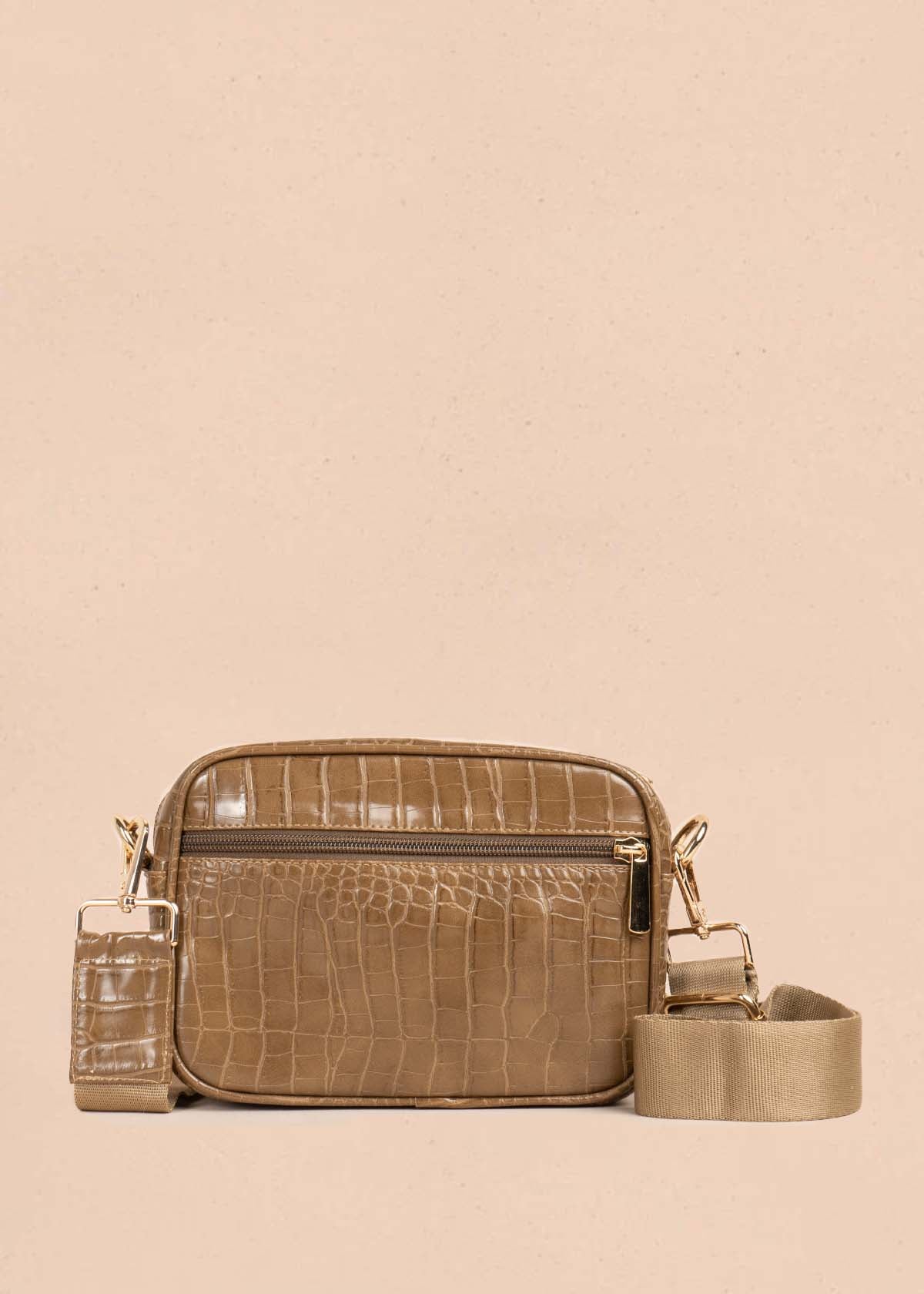 Bolso manos libres color taupe con textura croco 105565
