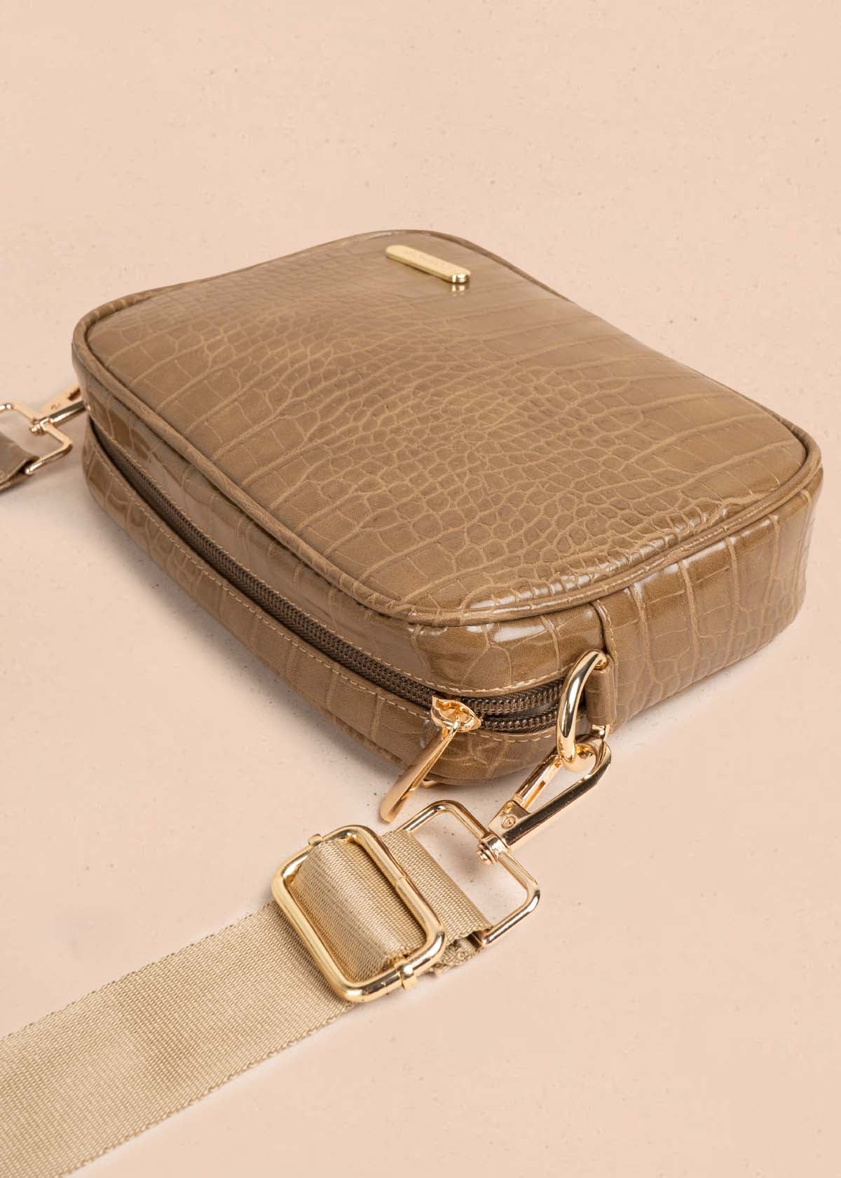 Bolso manos libres color taupe con textura croco 105565