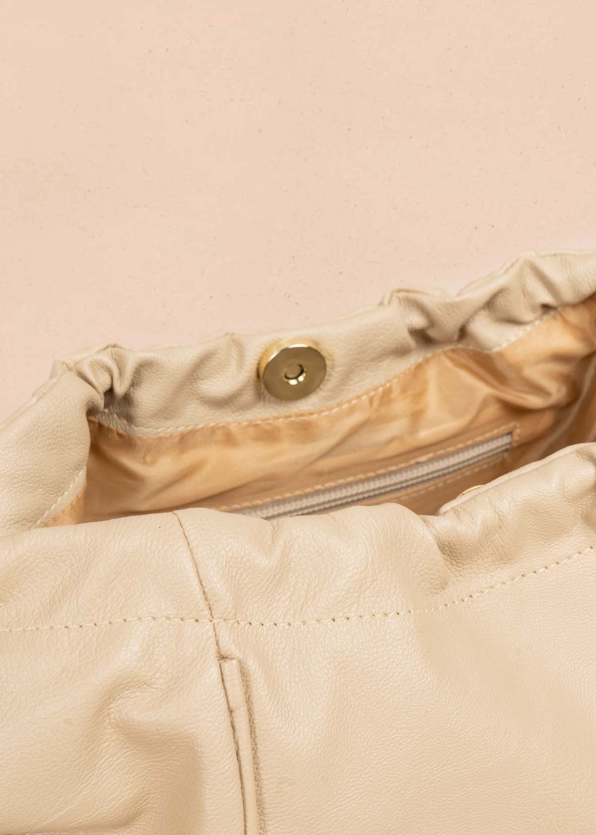 Bolso cartera color beige con cadena 105566