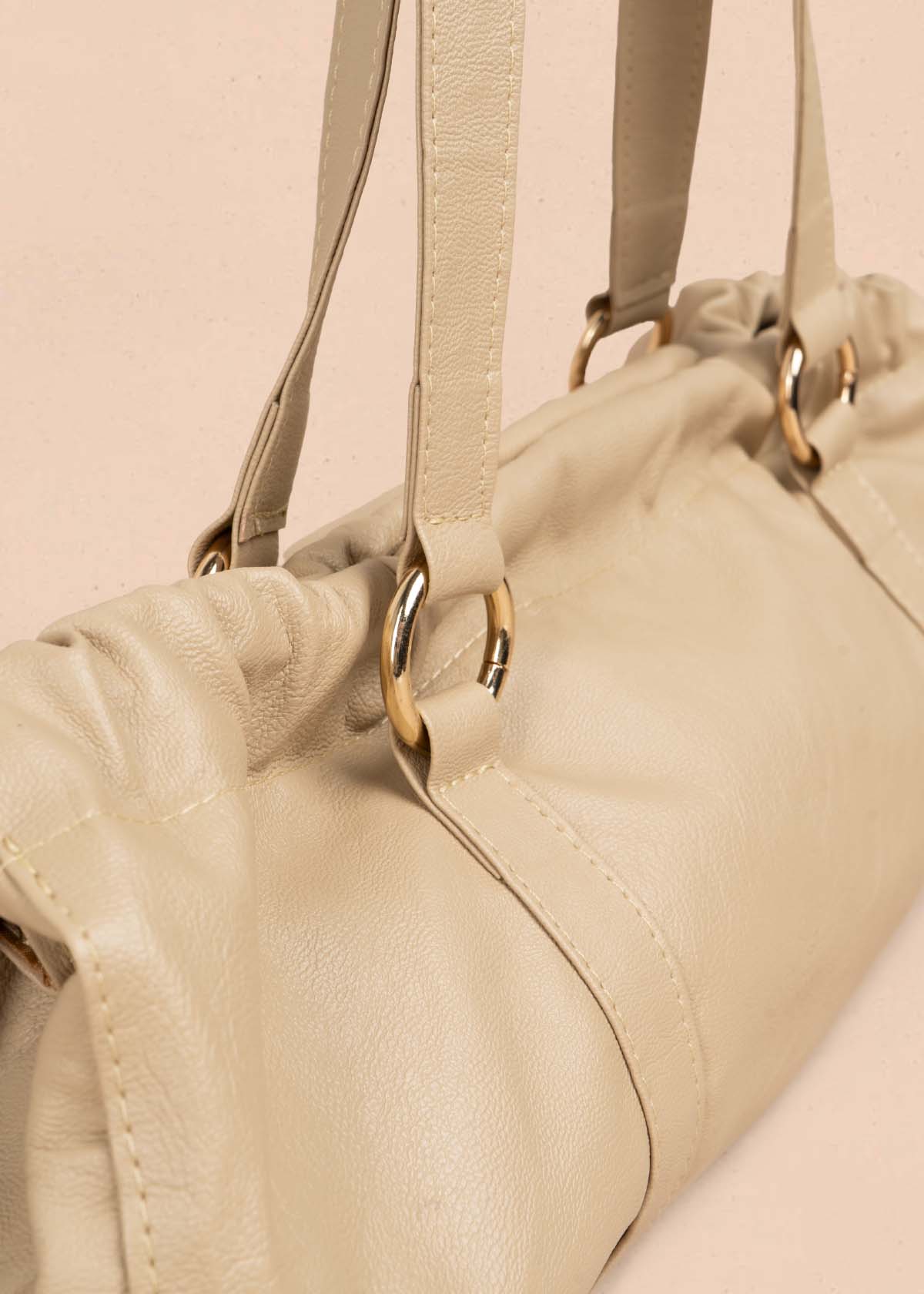 Bolso cartera color beige con recogido 105567