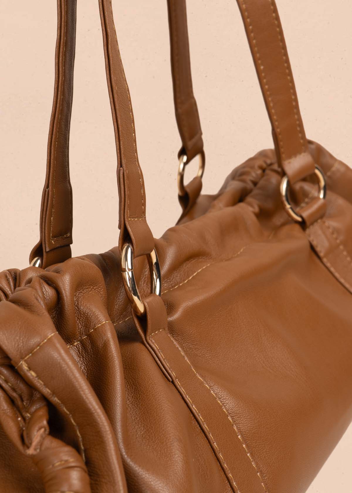 Bolso cartera color camel con recogido 105567