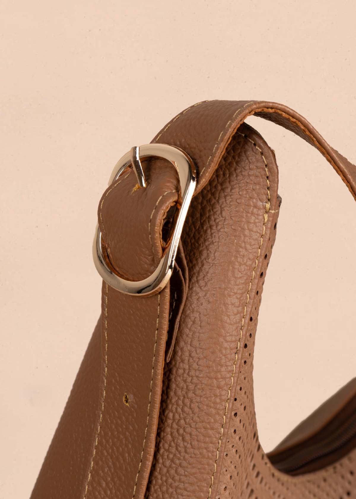 Bolso shopping en cuero color café con folia 105571