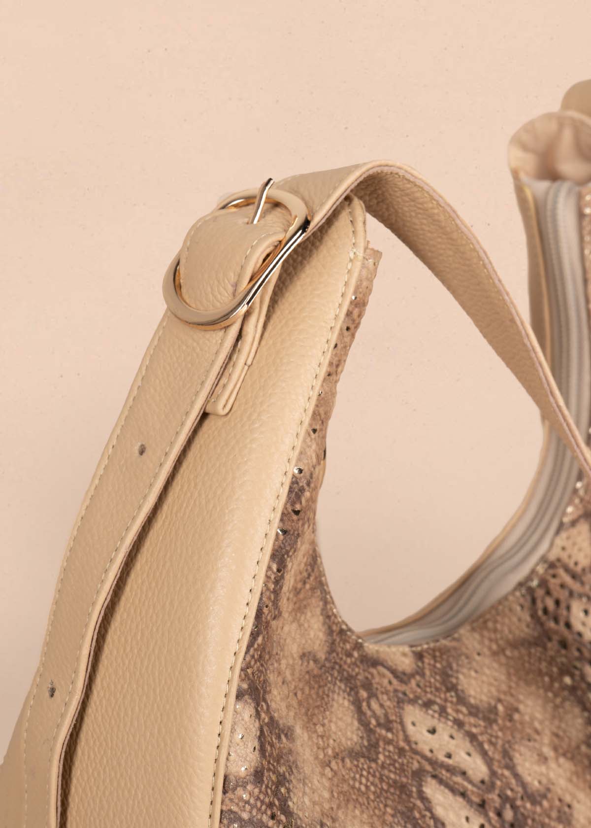 Bolso shopping en cuero color café con folia 105571