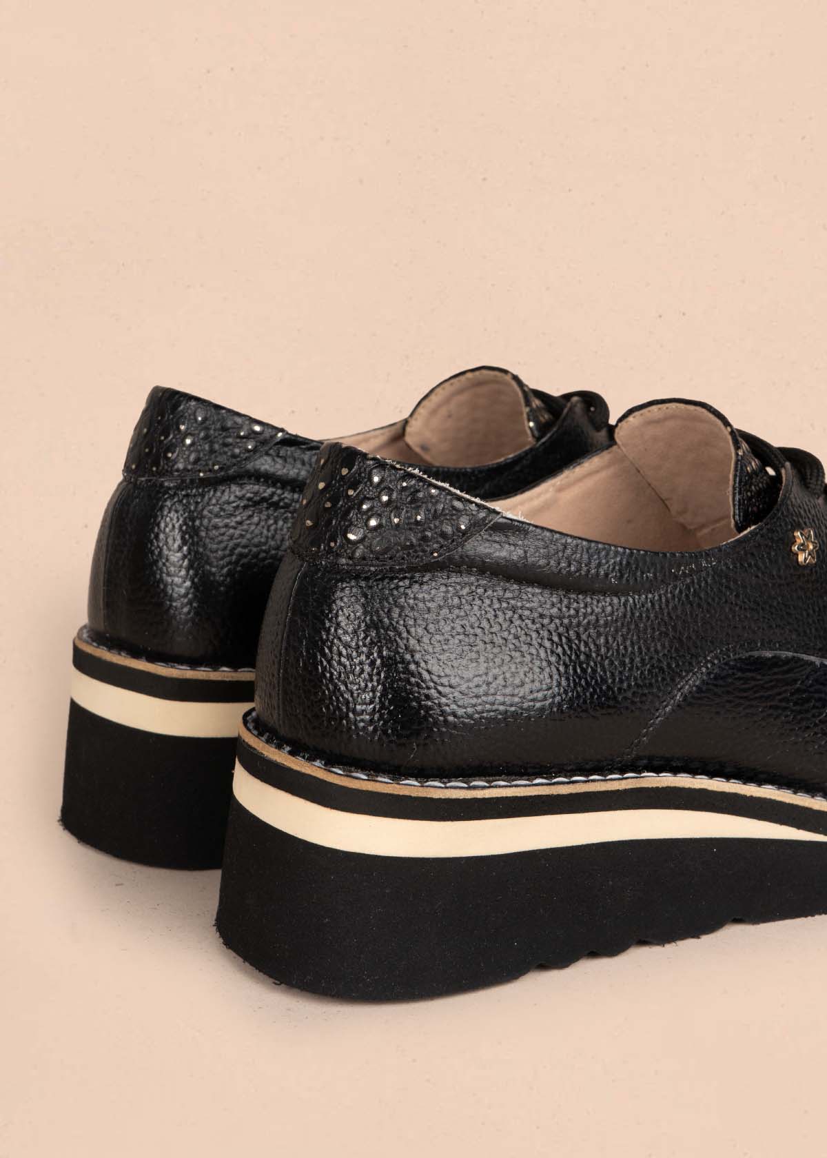 Zapatos con atadura en cuero color negro con folia 105572