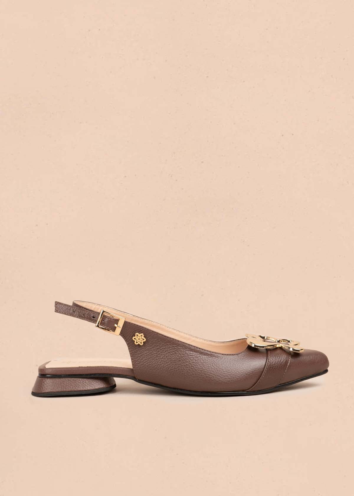 Tacones trabilla en cuero color chocolate con herraje dorado 105574