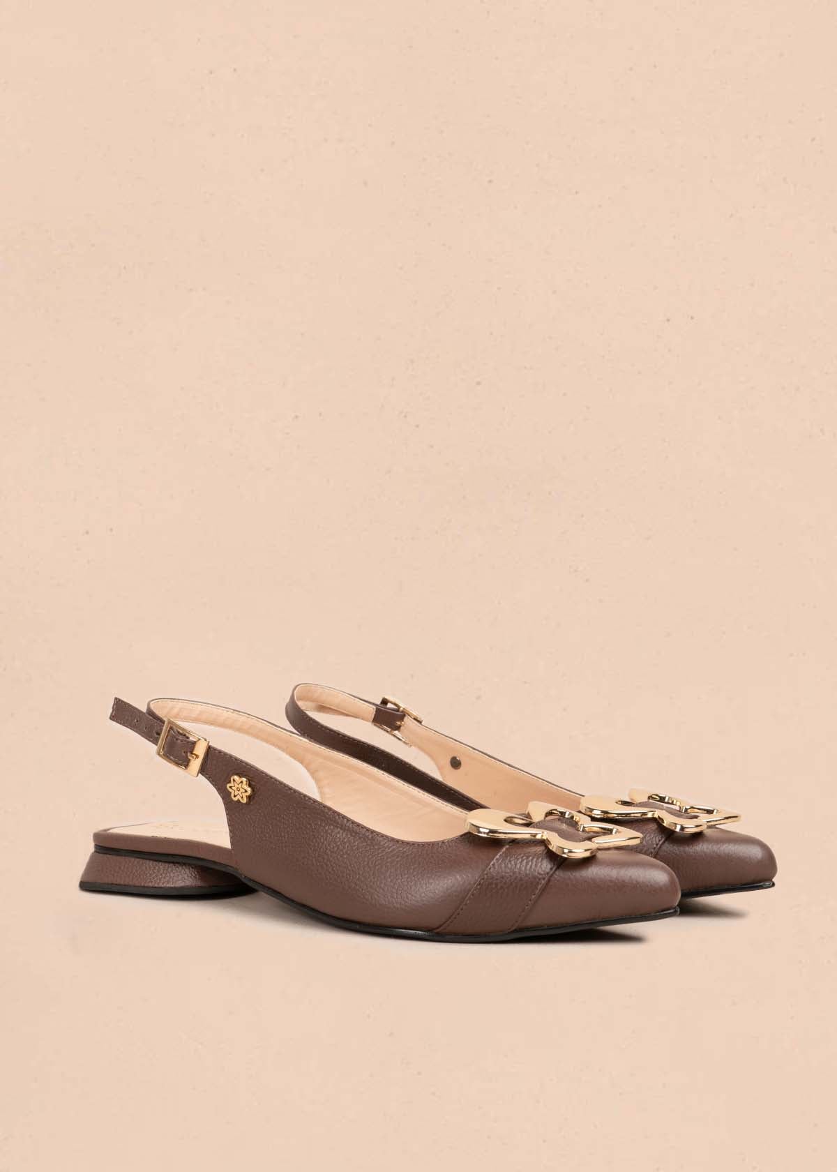 Tacones trabilla en cuero color chocolate con herraje dorado 105574