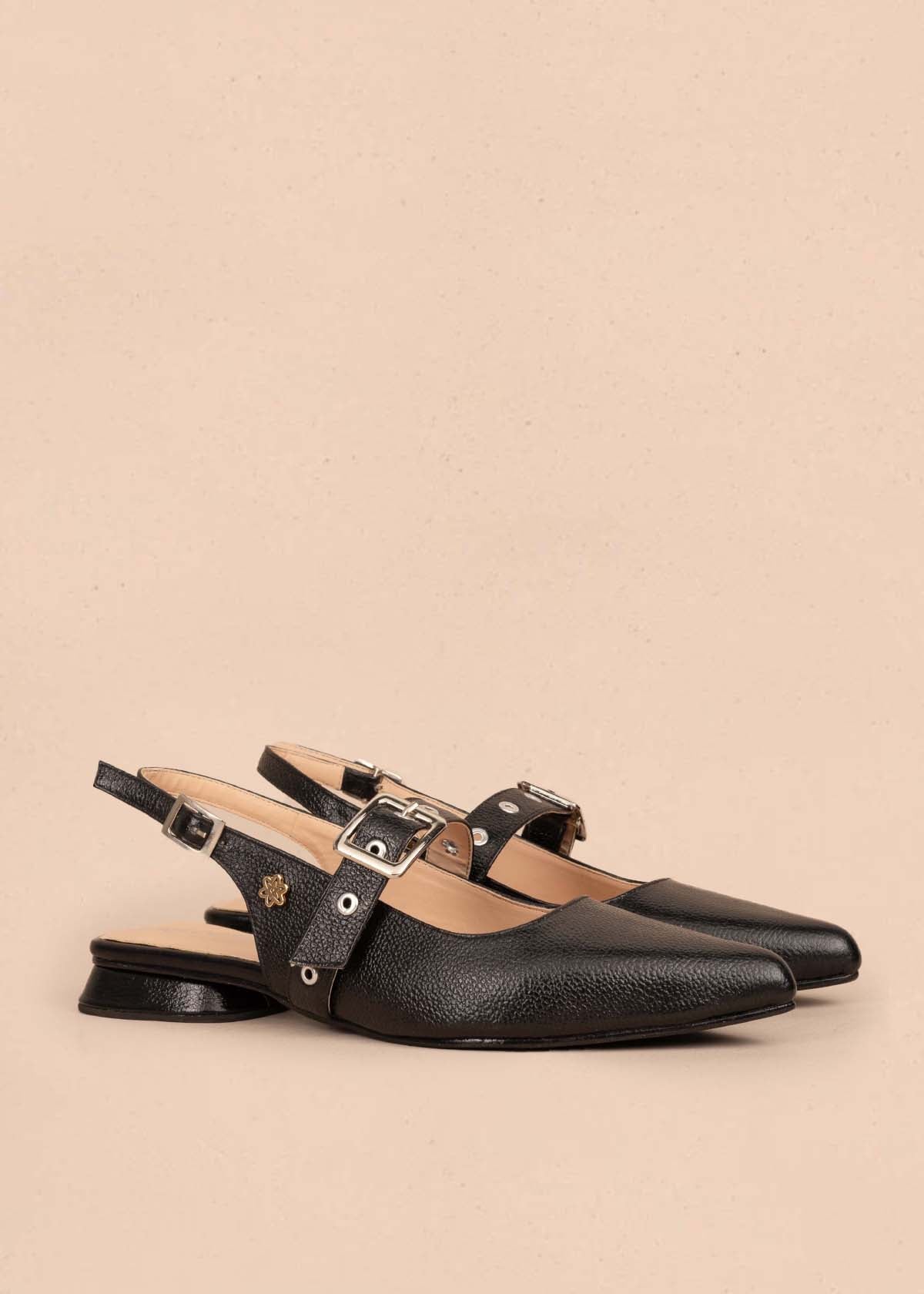 Tacones trabilla en cuero color negro con correa en empeine 105575