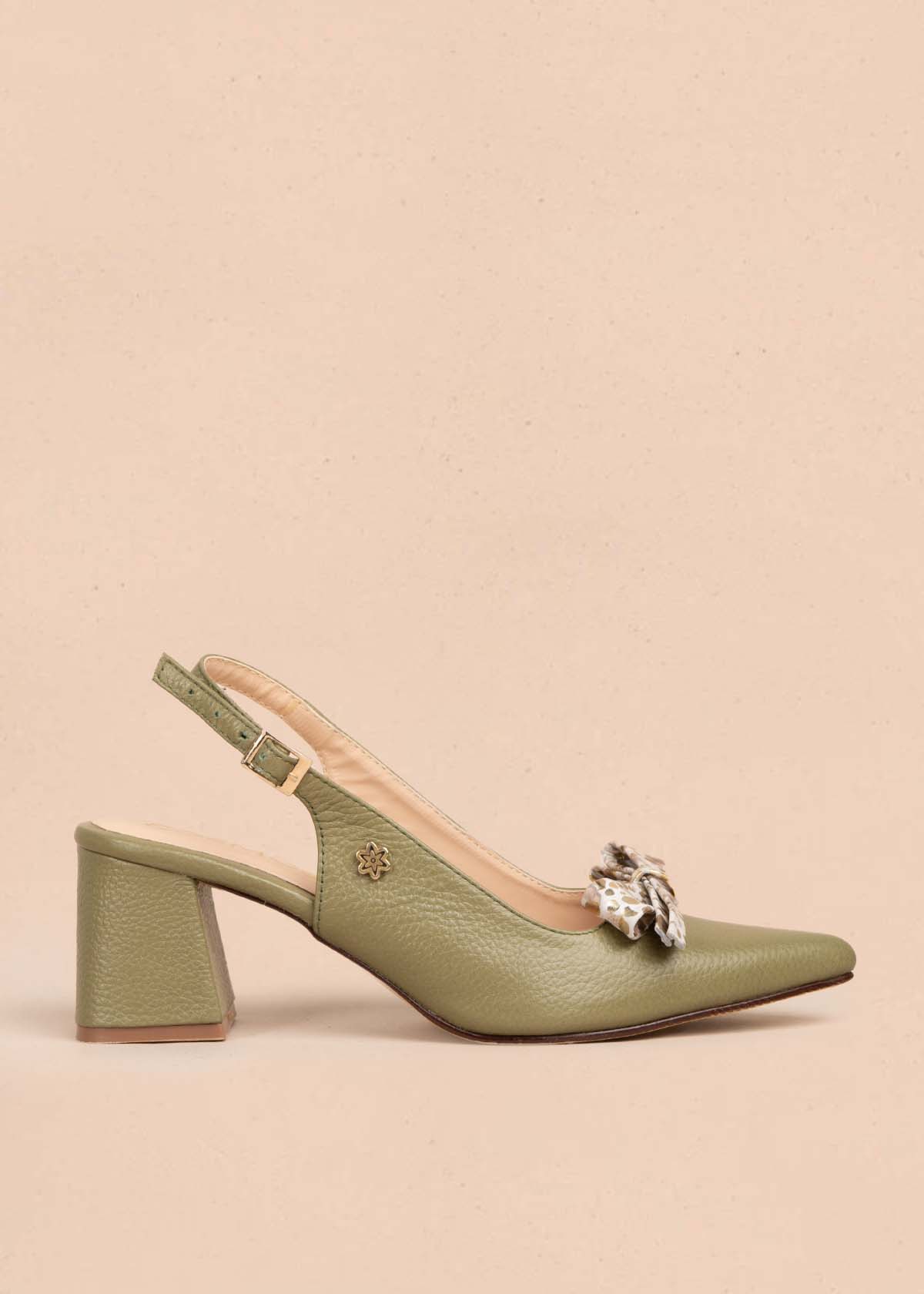 Tacones trabilla en cuero color verde con moño 105579