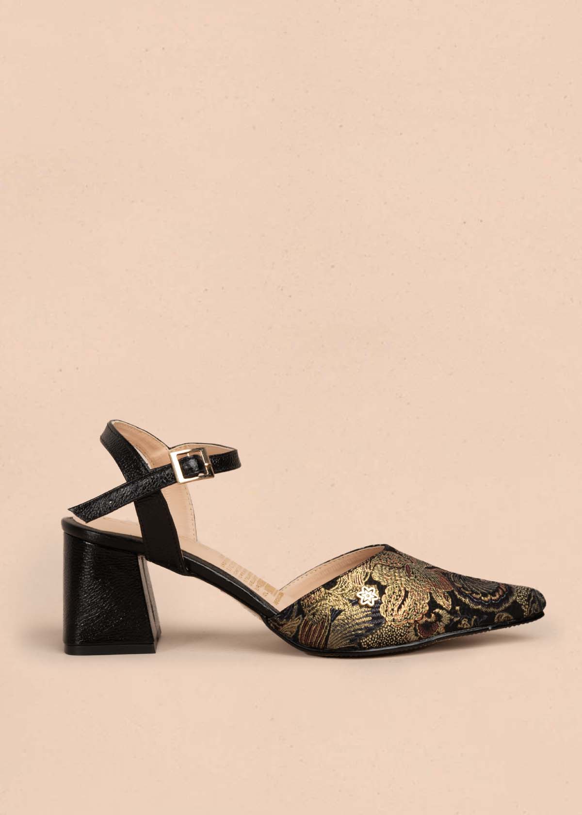 Tacones trabilla en cuero color negro con arabescos 105580
