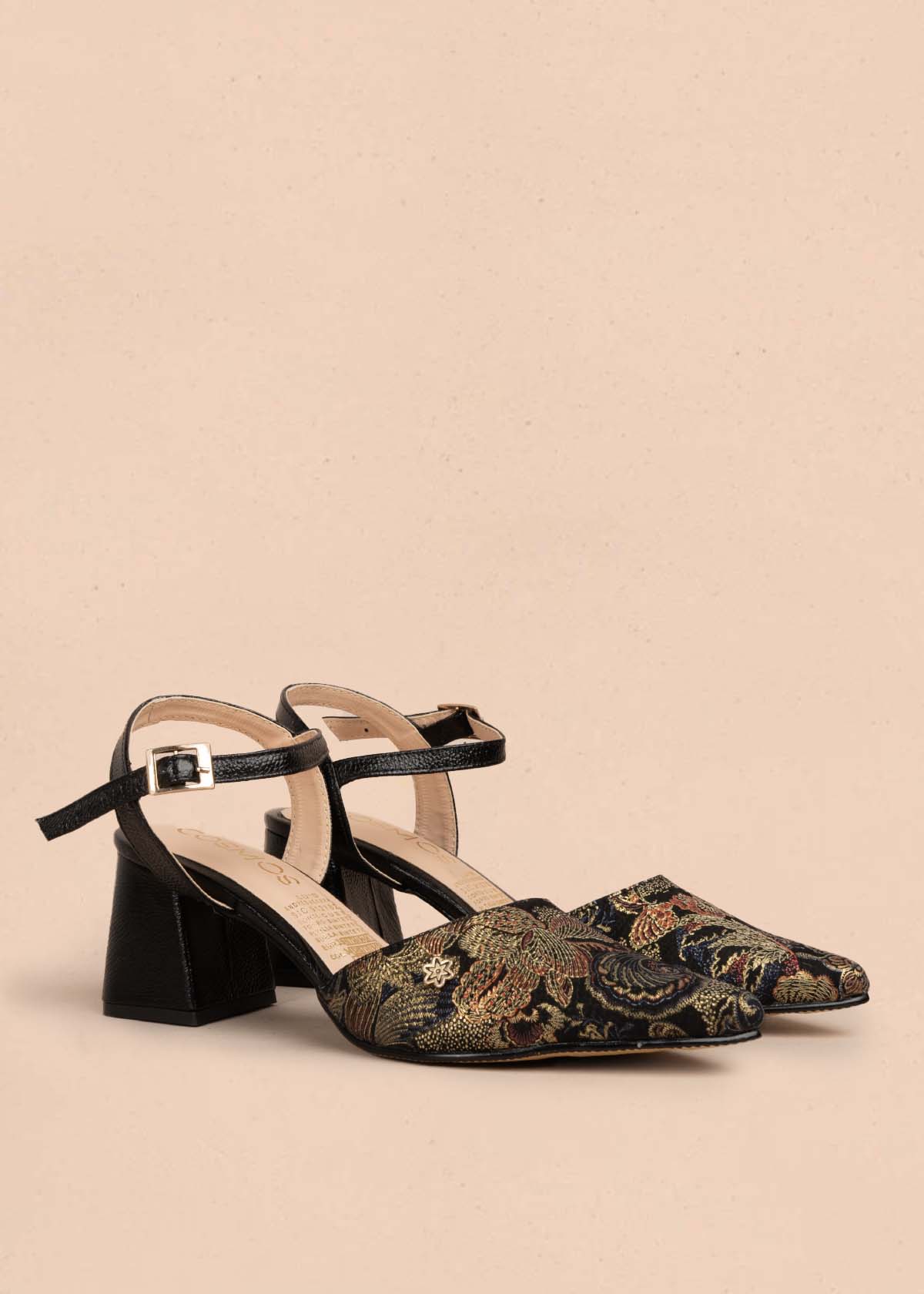 Tacones trabilla en cuero color negro con arabescos 105580