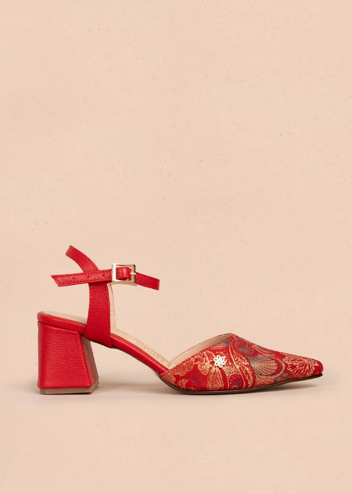 Tacones trabilla en cuero color rojo con arabescos 105580