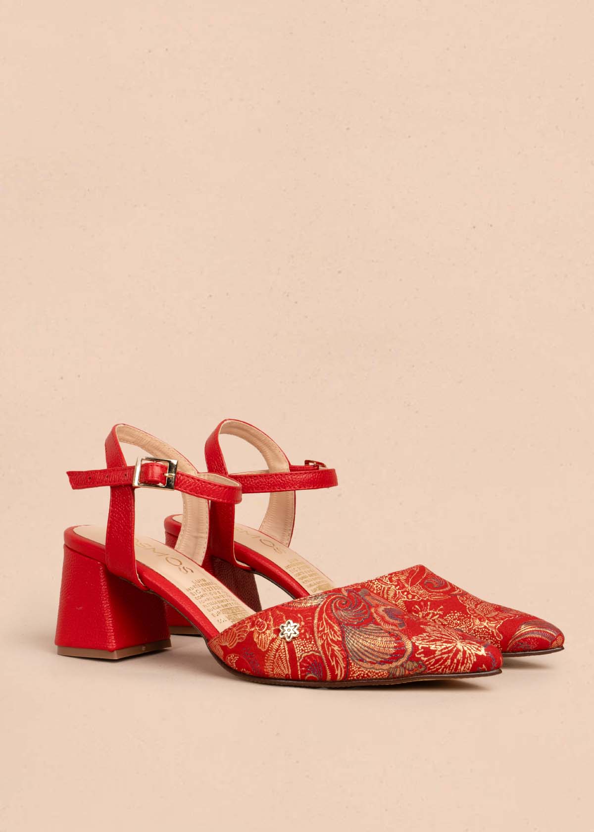 Tacones trabilla en cuero color rojo con arabescos 105580