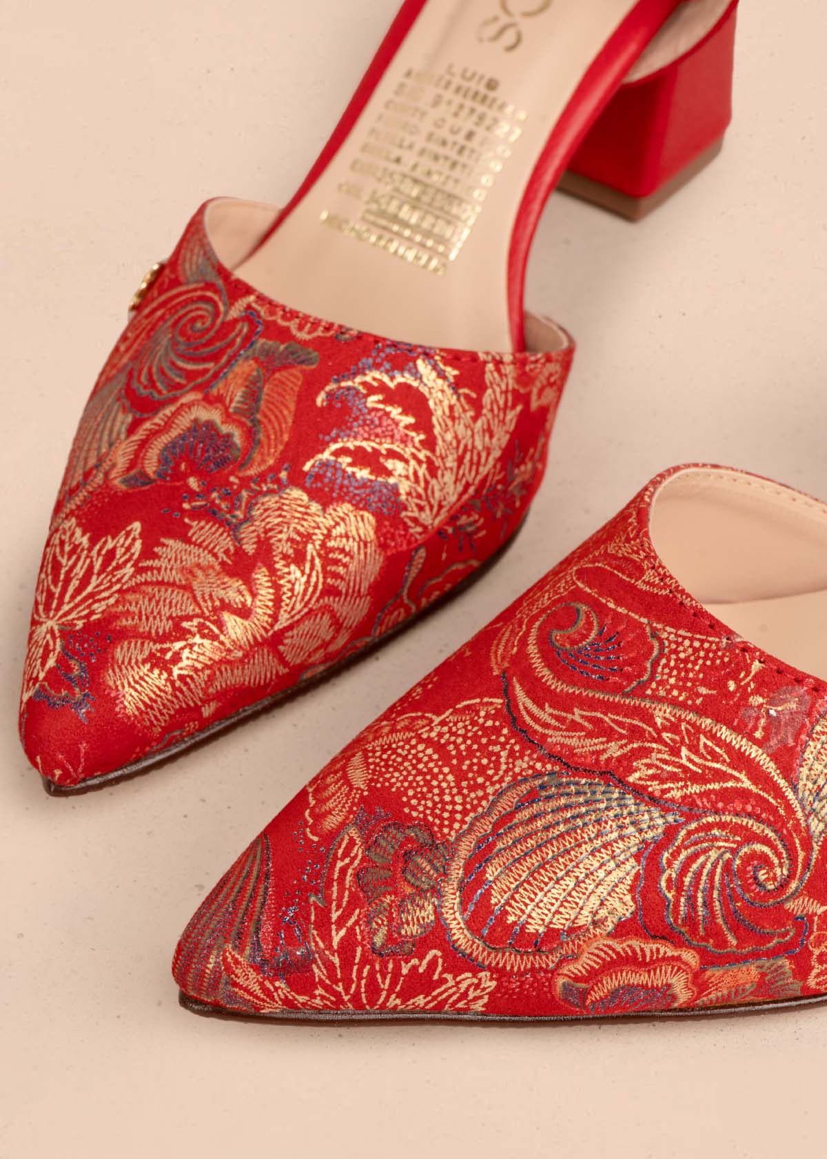 Tacones trabilla en cuero color rojo con arabescos 105580