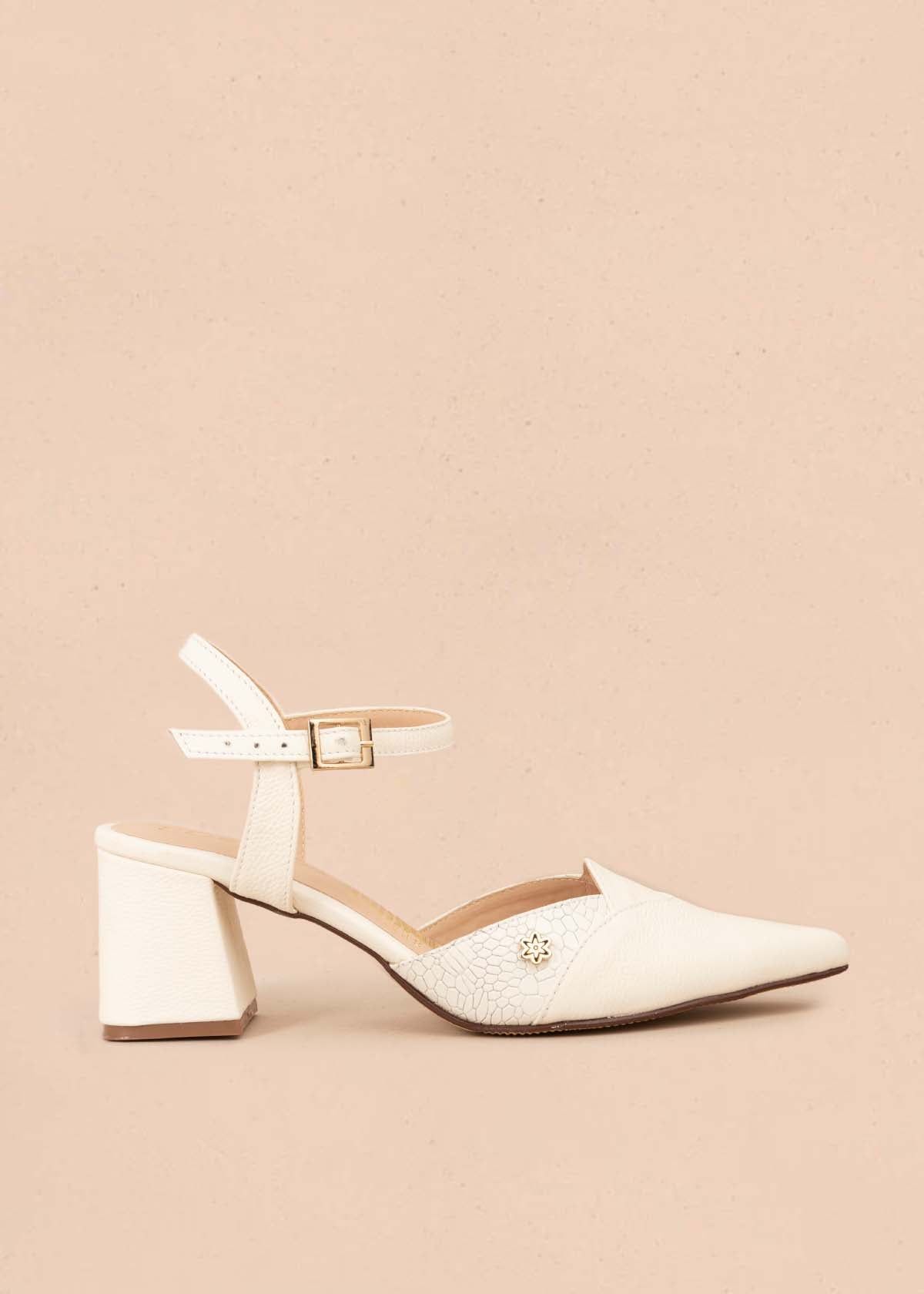 Tacones trabilla en cuero color talco con folia 105582