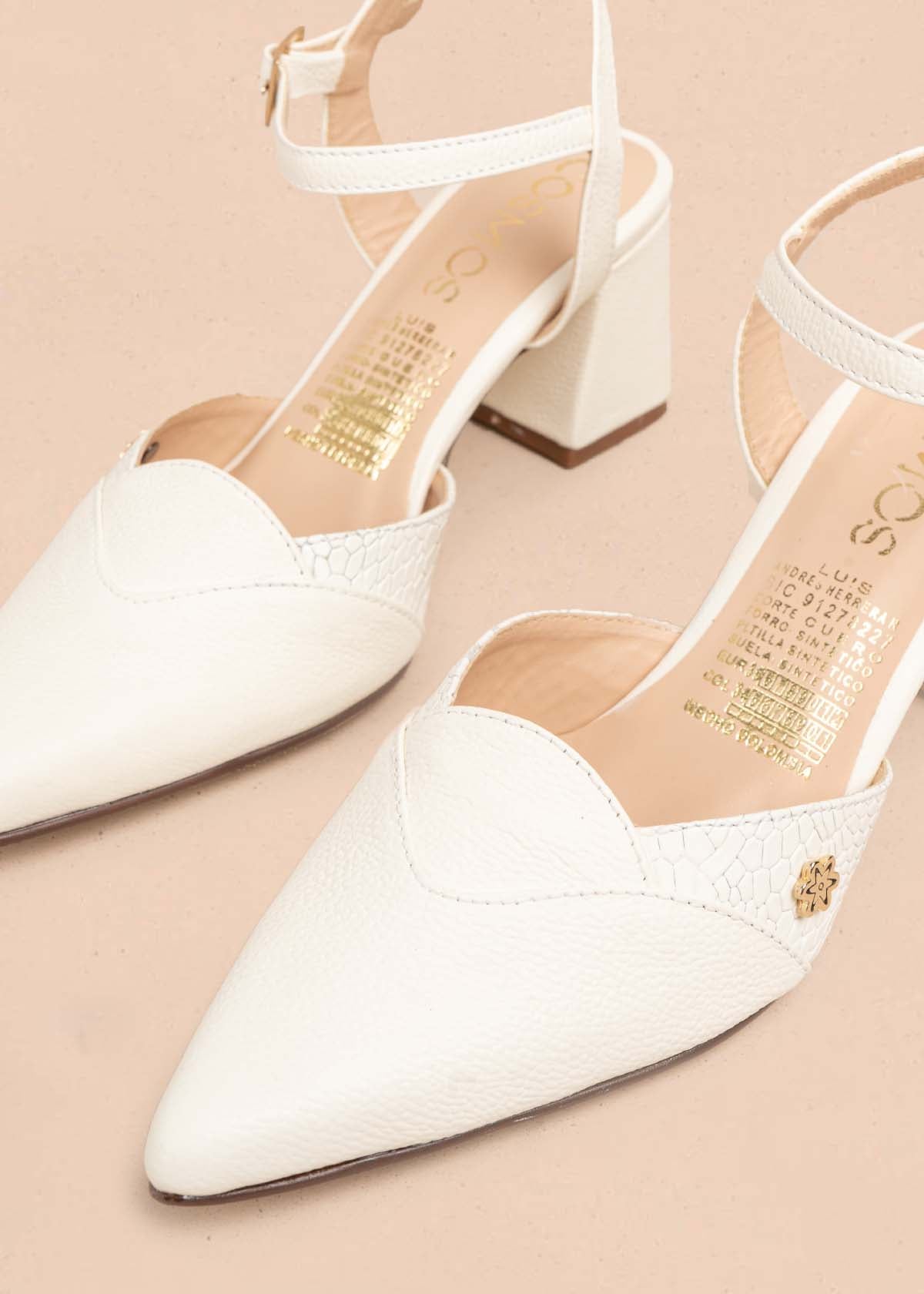 Tacones trabilla en cuero color talco con folia 105582