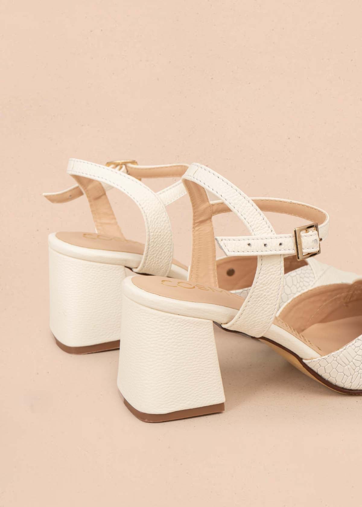 Tacones trabilla en cuero color talco con folia 105582