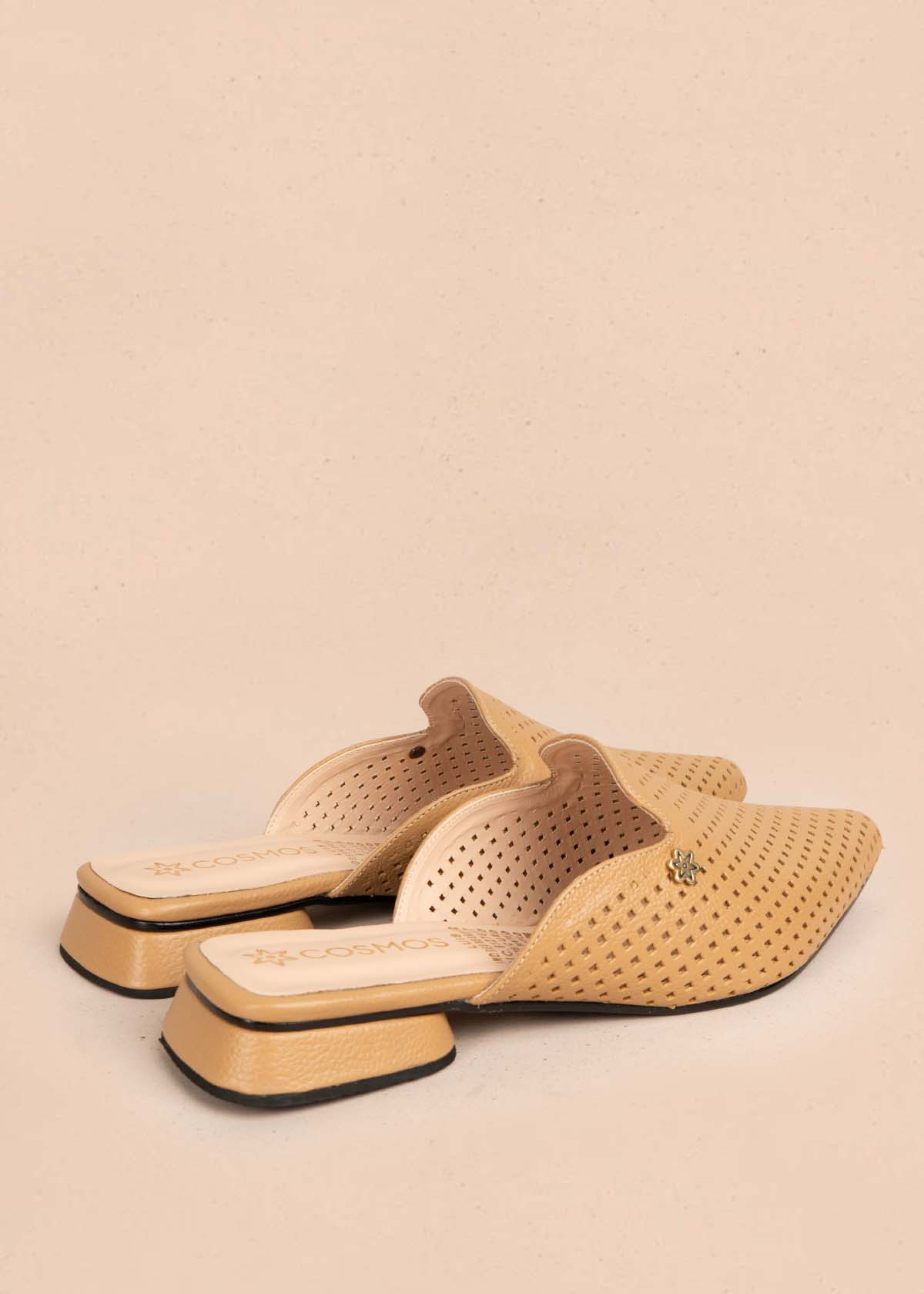 Zuecos en cuero color miel con perforaciones 105583