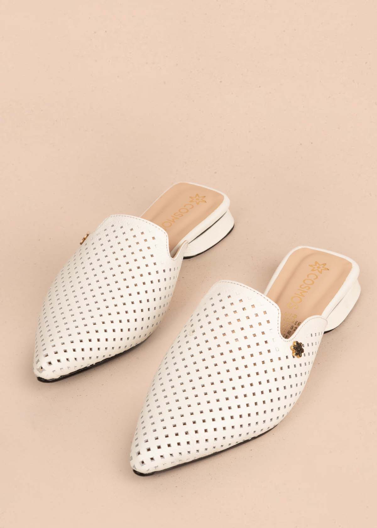 Zuecos en cuero color talco con perforaciones 105583