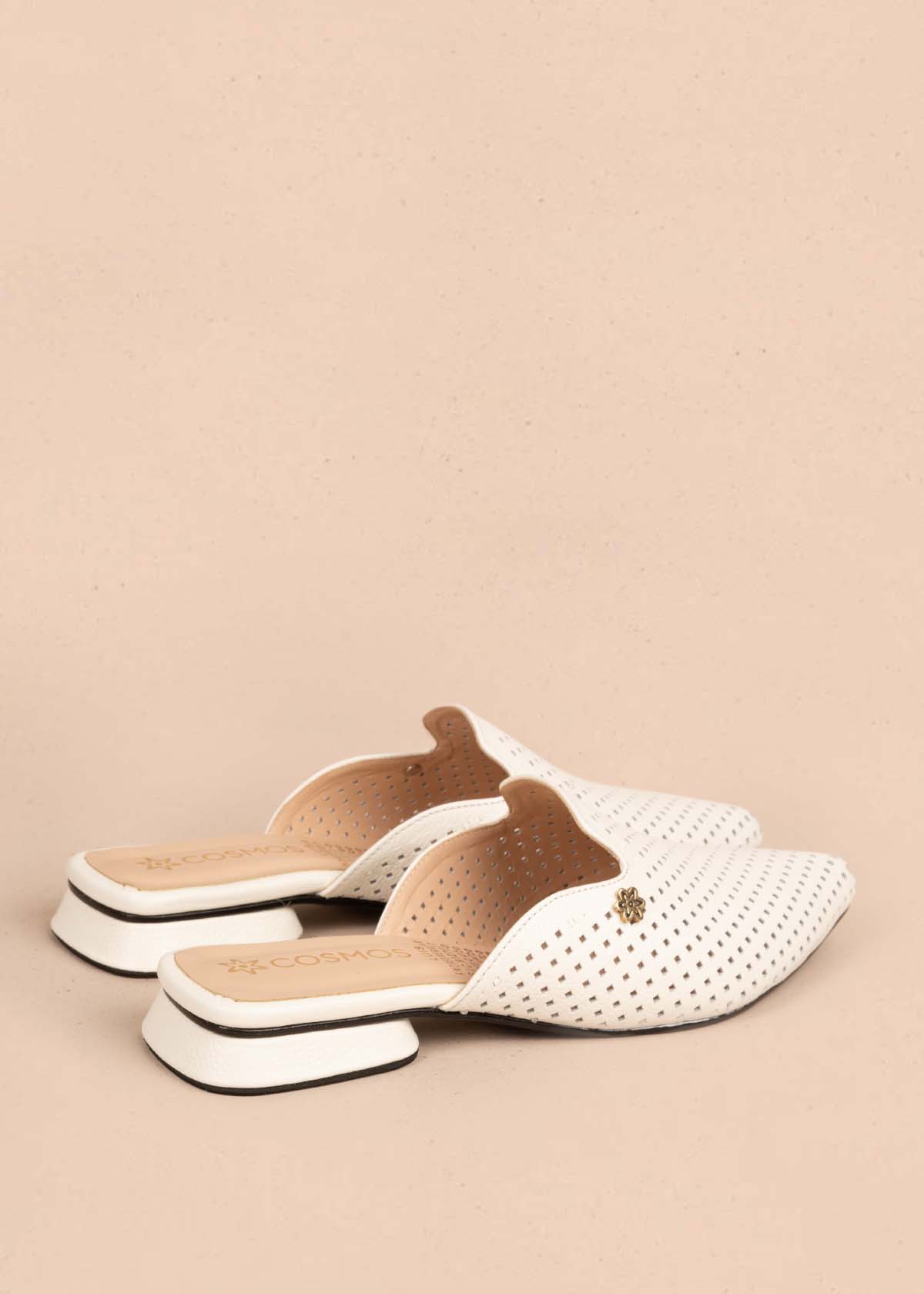 Zuecos en cuero color talco con perforaciones 105583