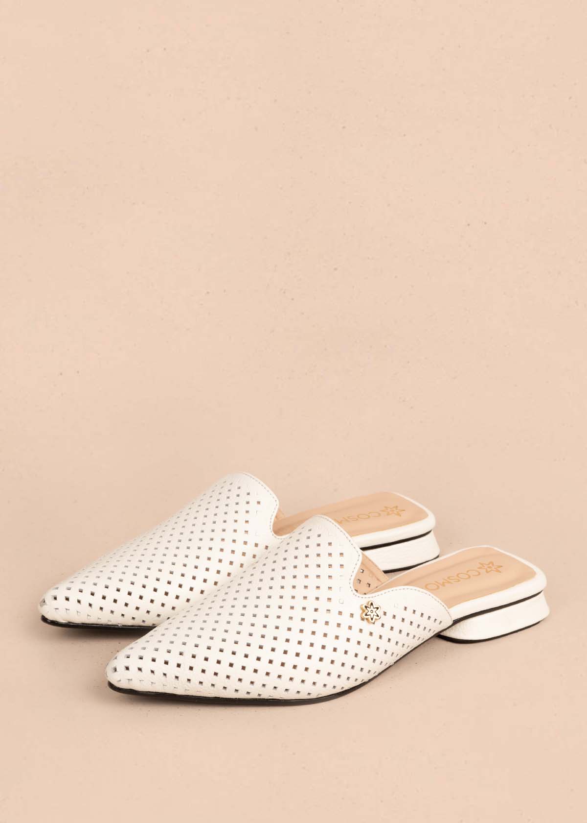 Zuecos en cuero color talco con perforaciones 105583
