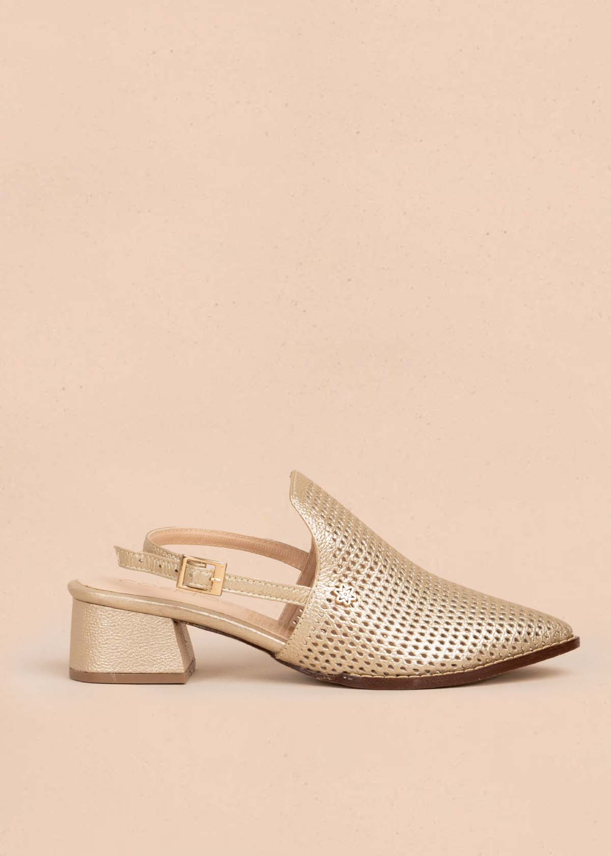 Tacones trabilla en cuero color champaña con perforaciones 105584