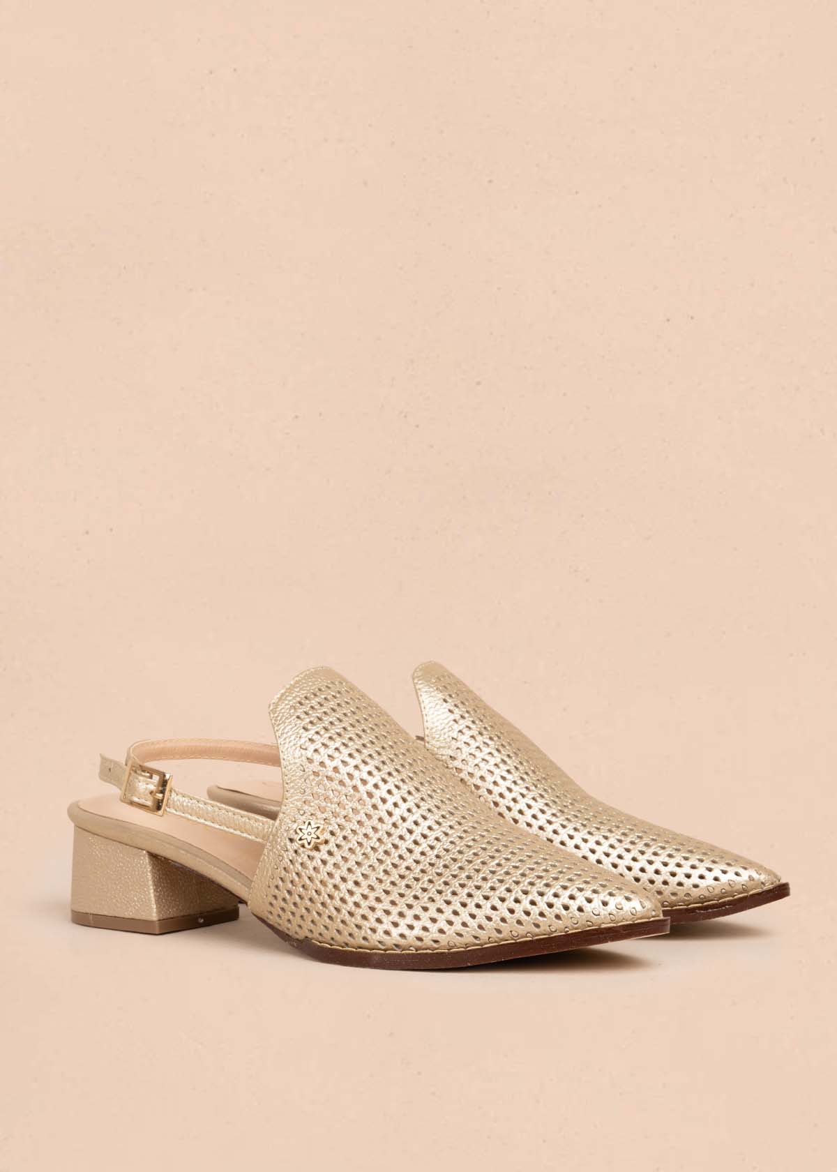 Tacones trabilla en cuero color champaña con perforaciones 105584